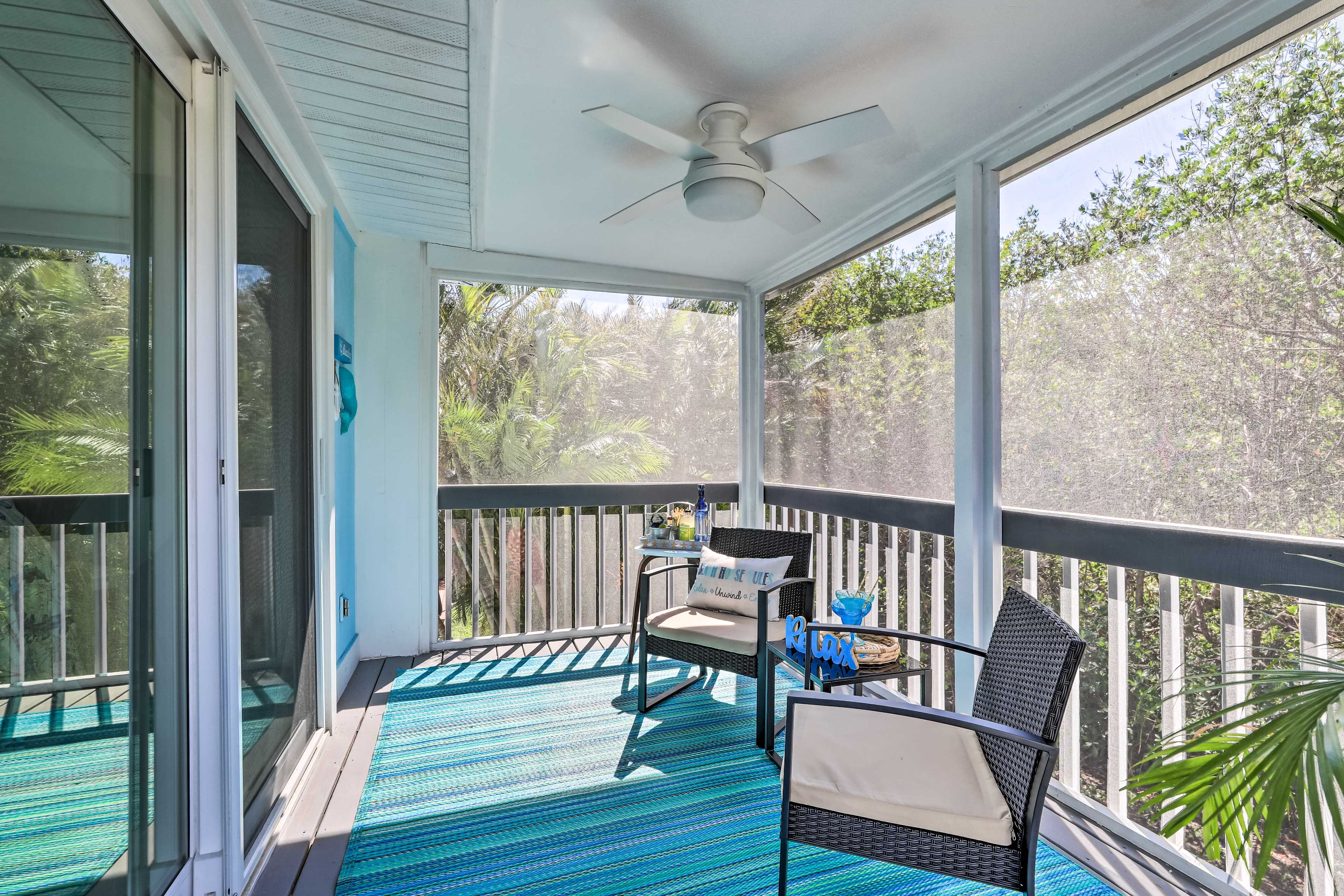 Screened Porch | Beach Chairs & Towels
