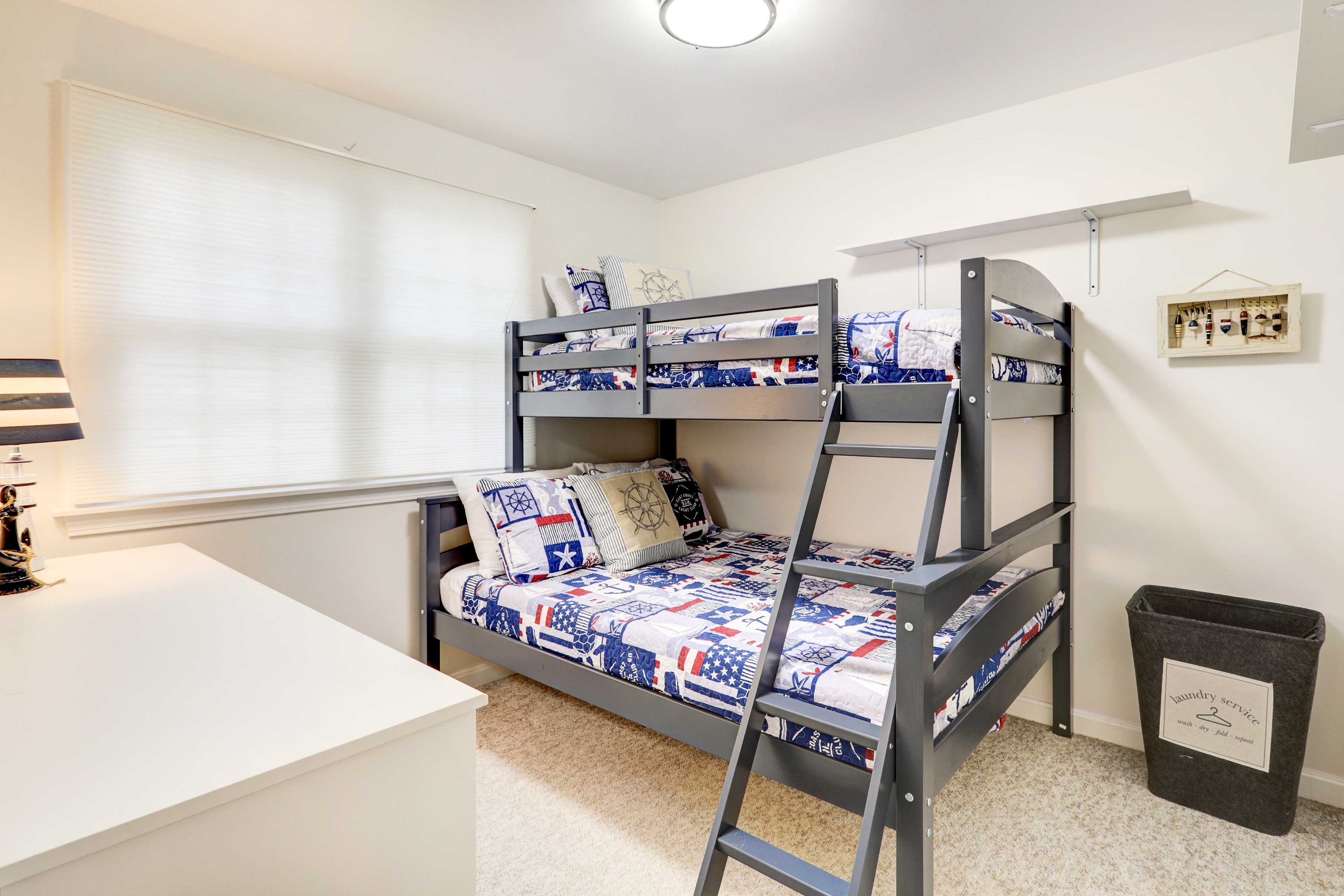 Bedroom 3 | Twin/Full Bunk Bed