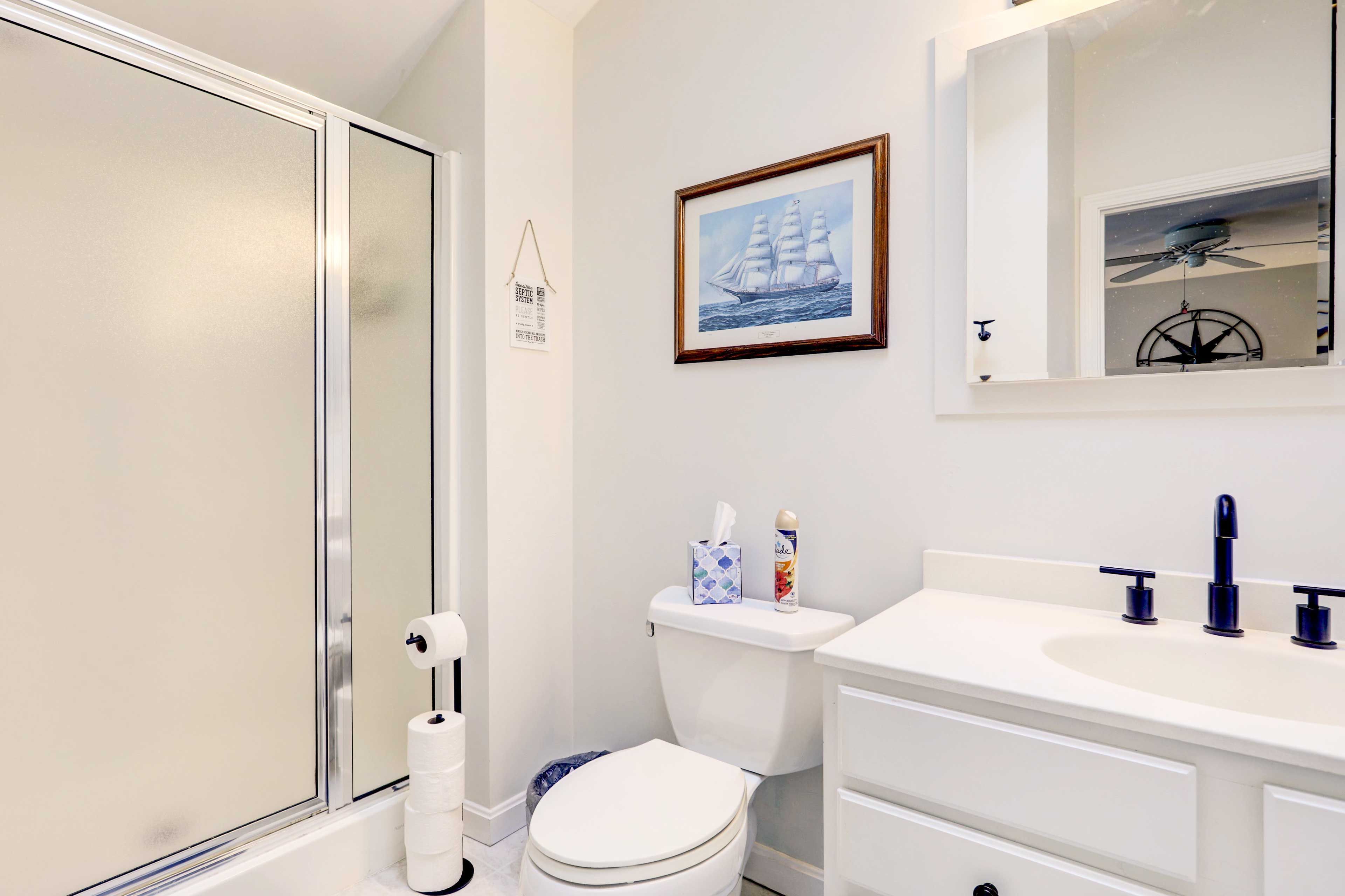 En-Suite Bathroom | Towels Provided | Complimentary Toiletries | Jetted Tub