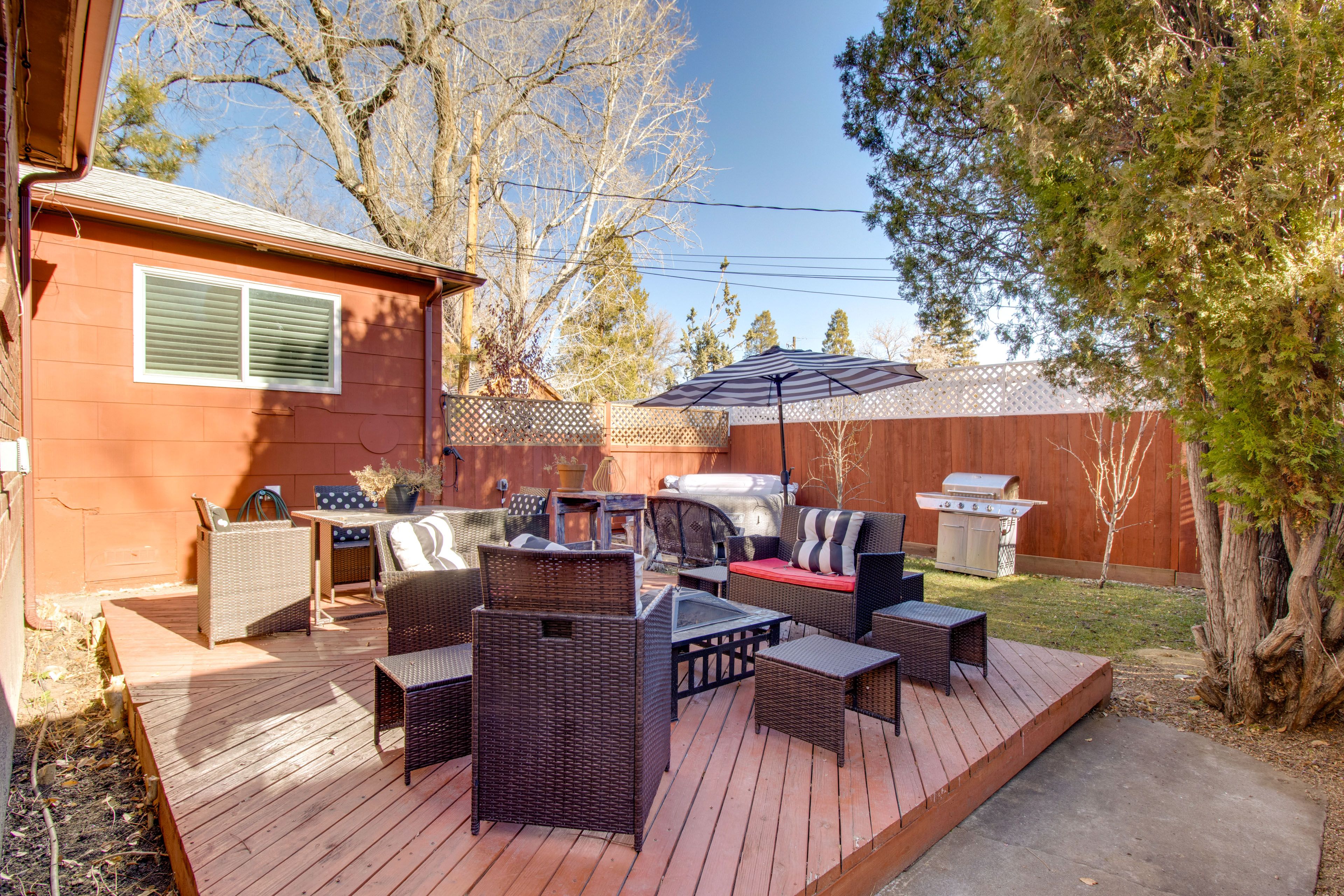 Private Yard & Deck | Free WiFi | Private Hot Tub | Fire Pit | Gas Grill