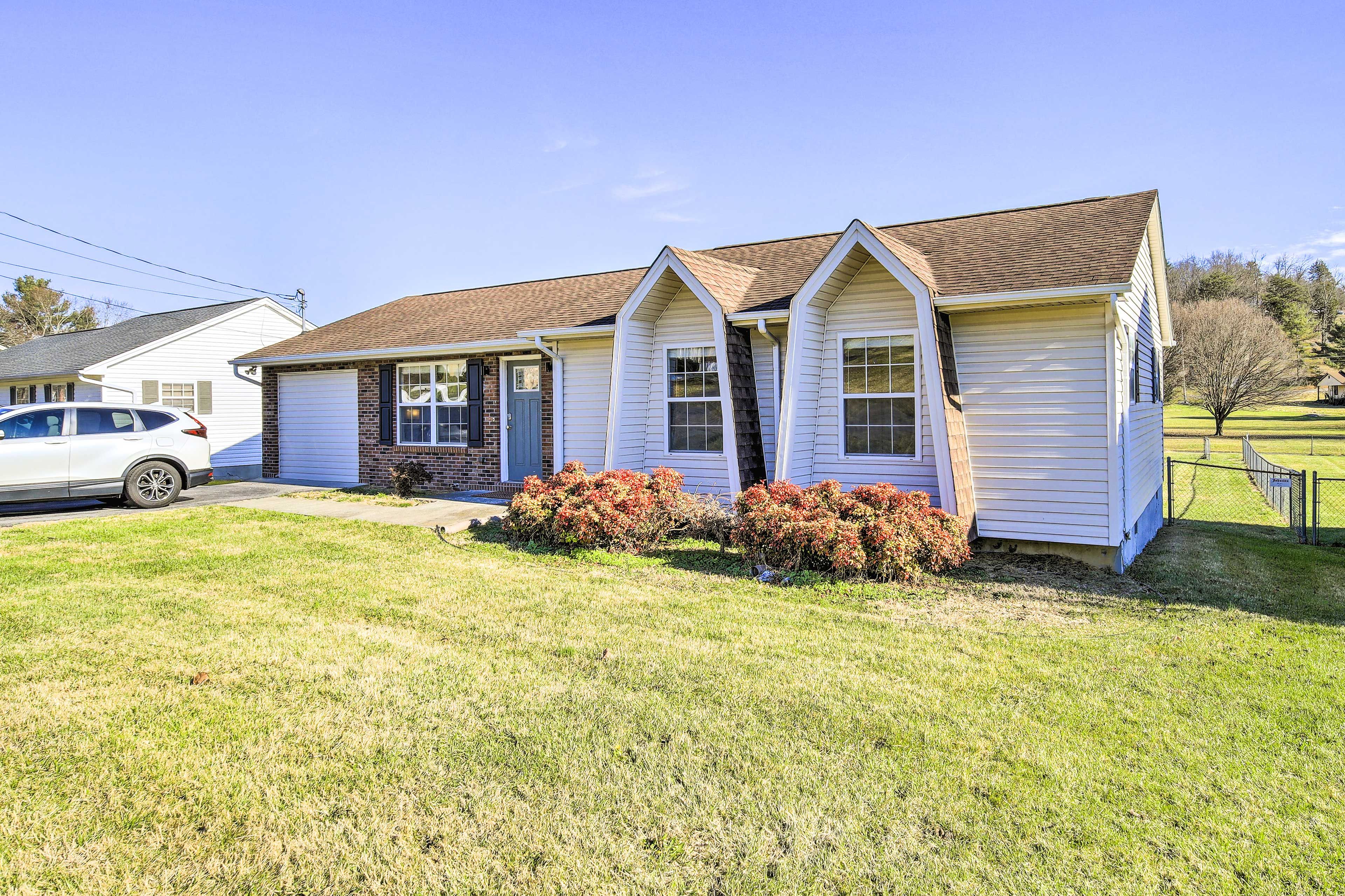 Parking | Driveway (4 vehicles) | 4 Exterior Security Cameras (Facing Outward)