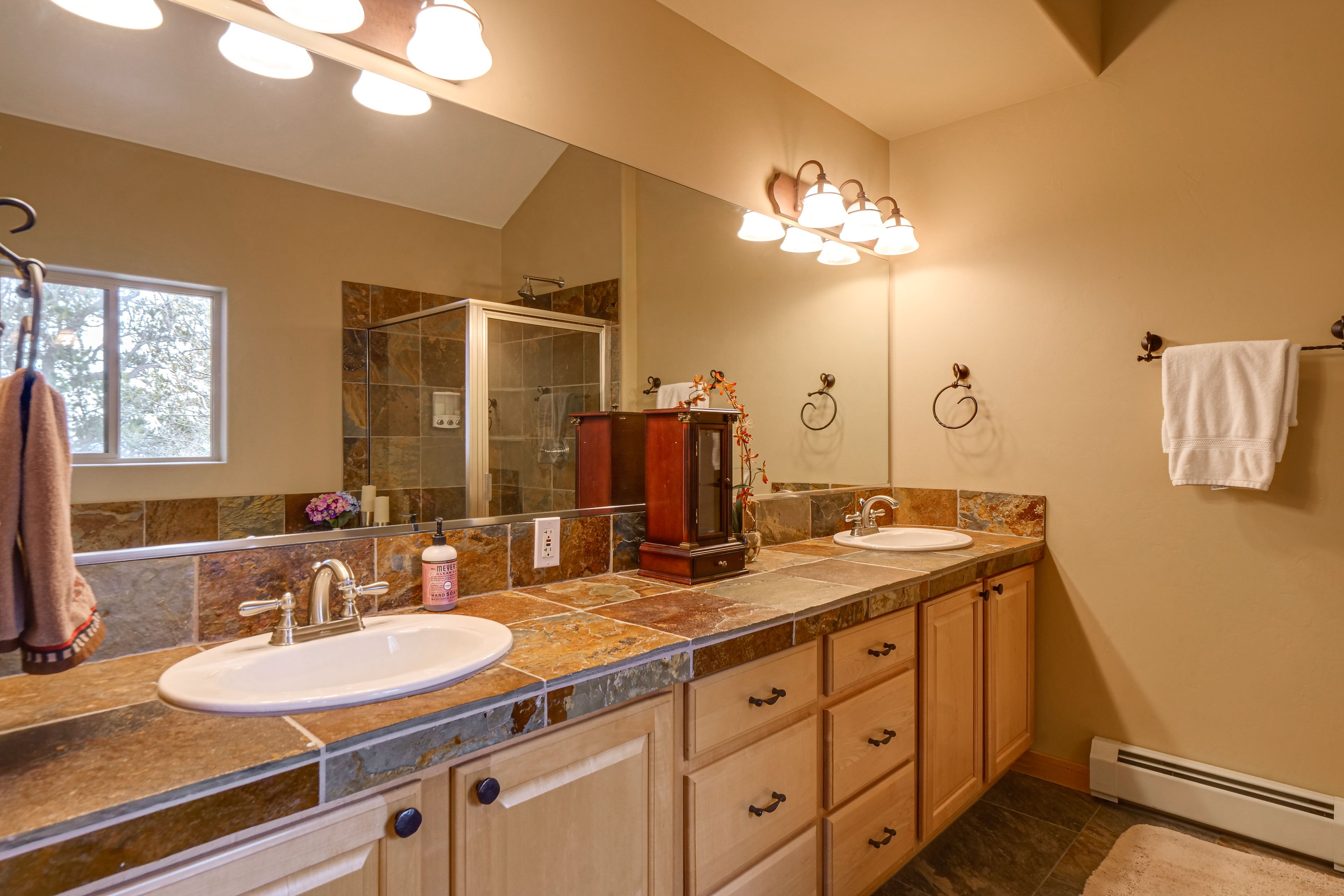 Full Bathroom | Main Level | Jetted Tub