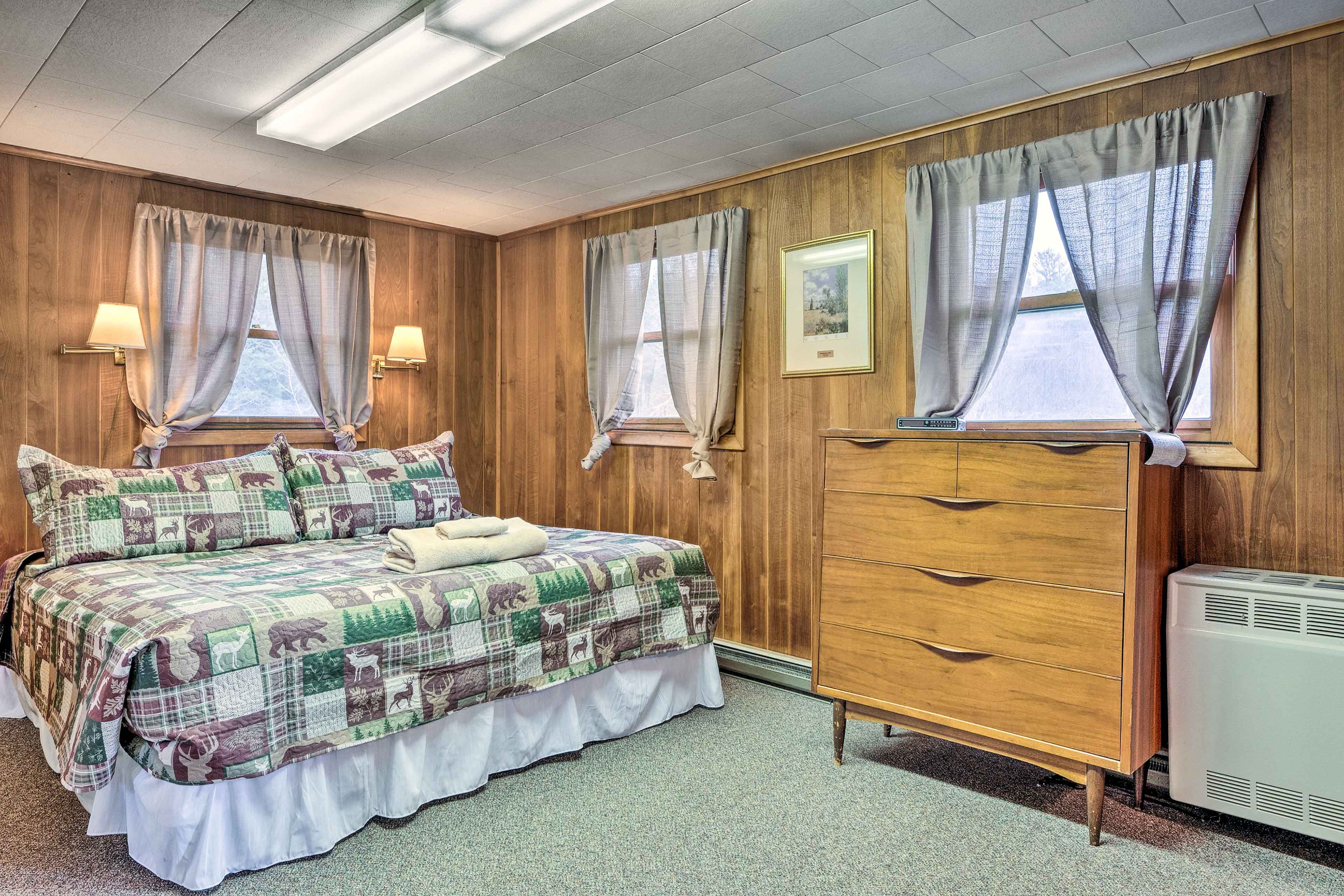 Bedroom | King Bed | Sofa Sleeper