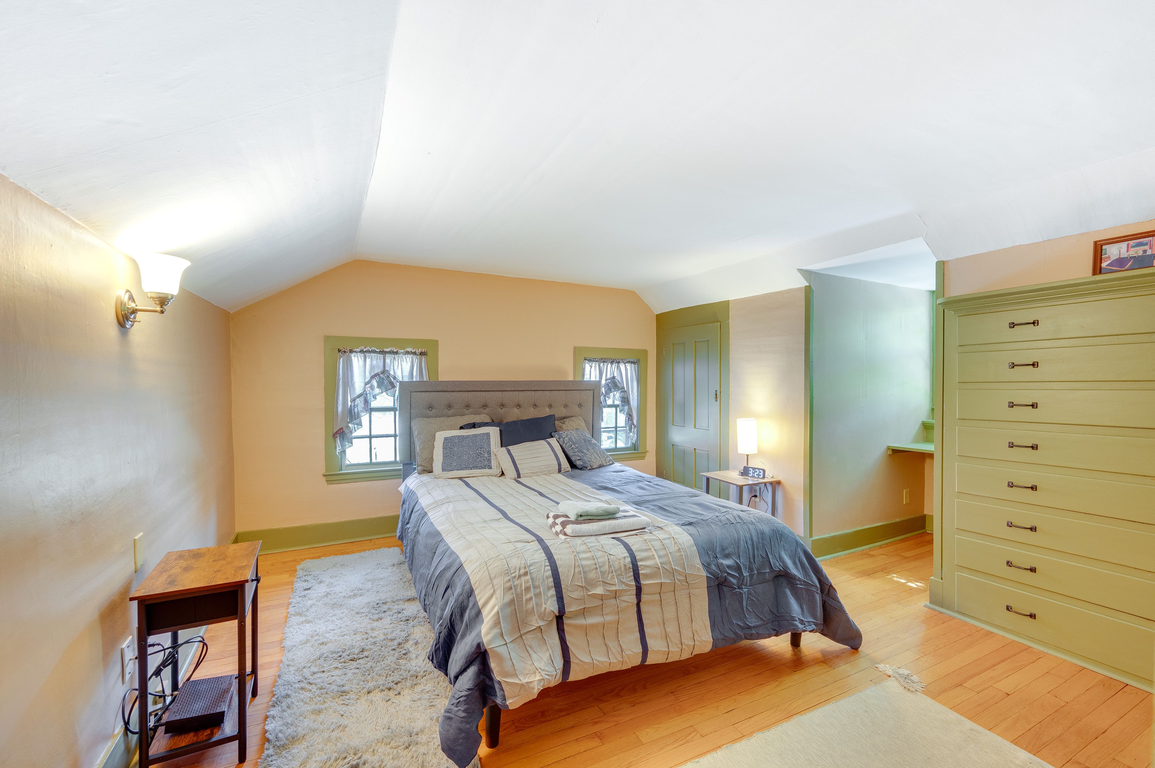 Bedroom 1 | Queen Bed | Linens & Towels