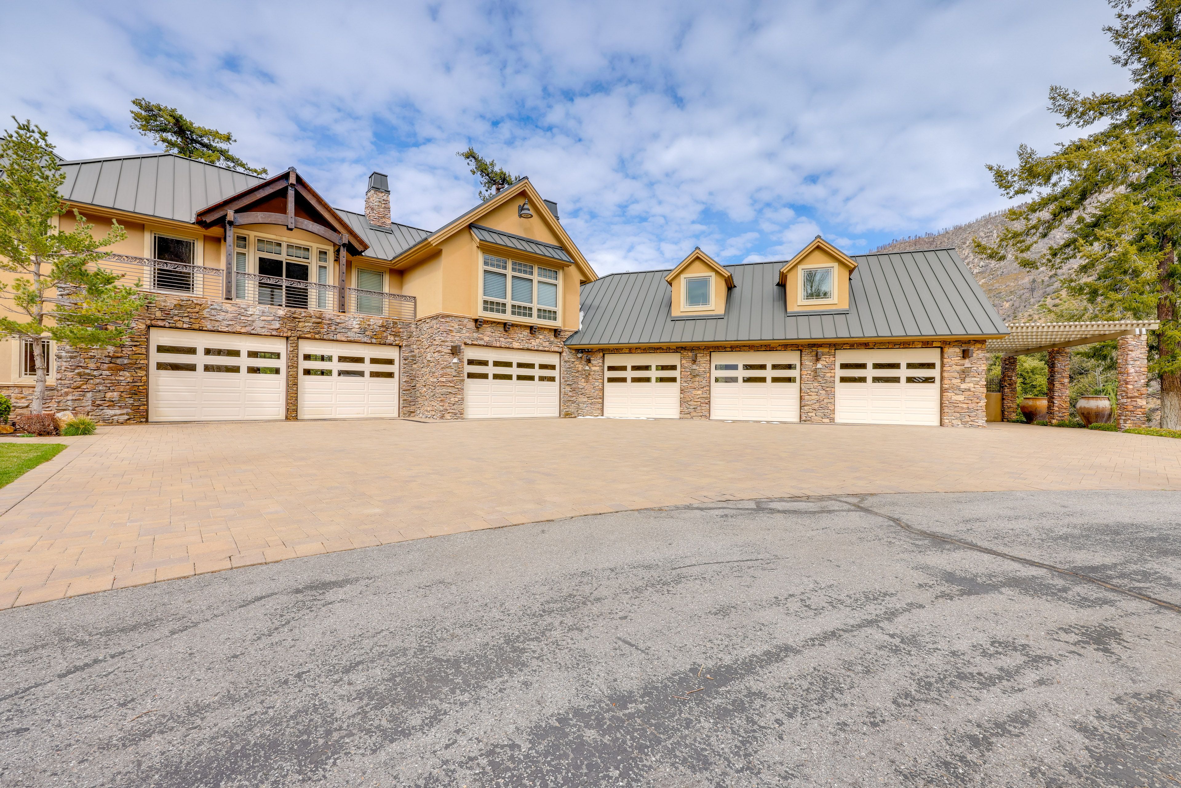 Parking | Garage (3 Vehicles) | Driveway (7 Vehicles)