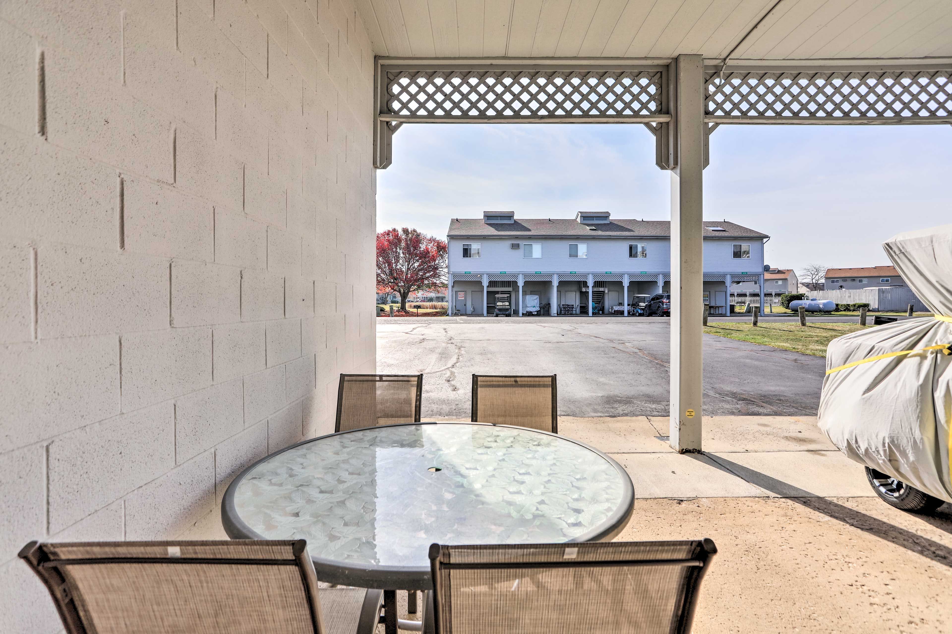 Covered Patio/Carport | Outdoor Dining Area