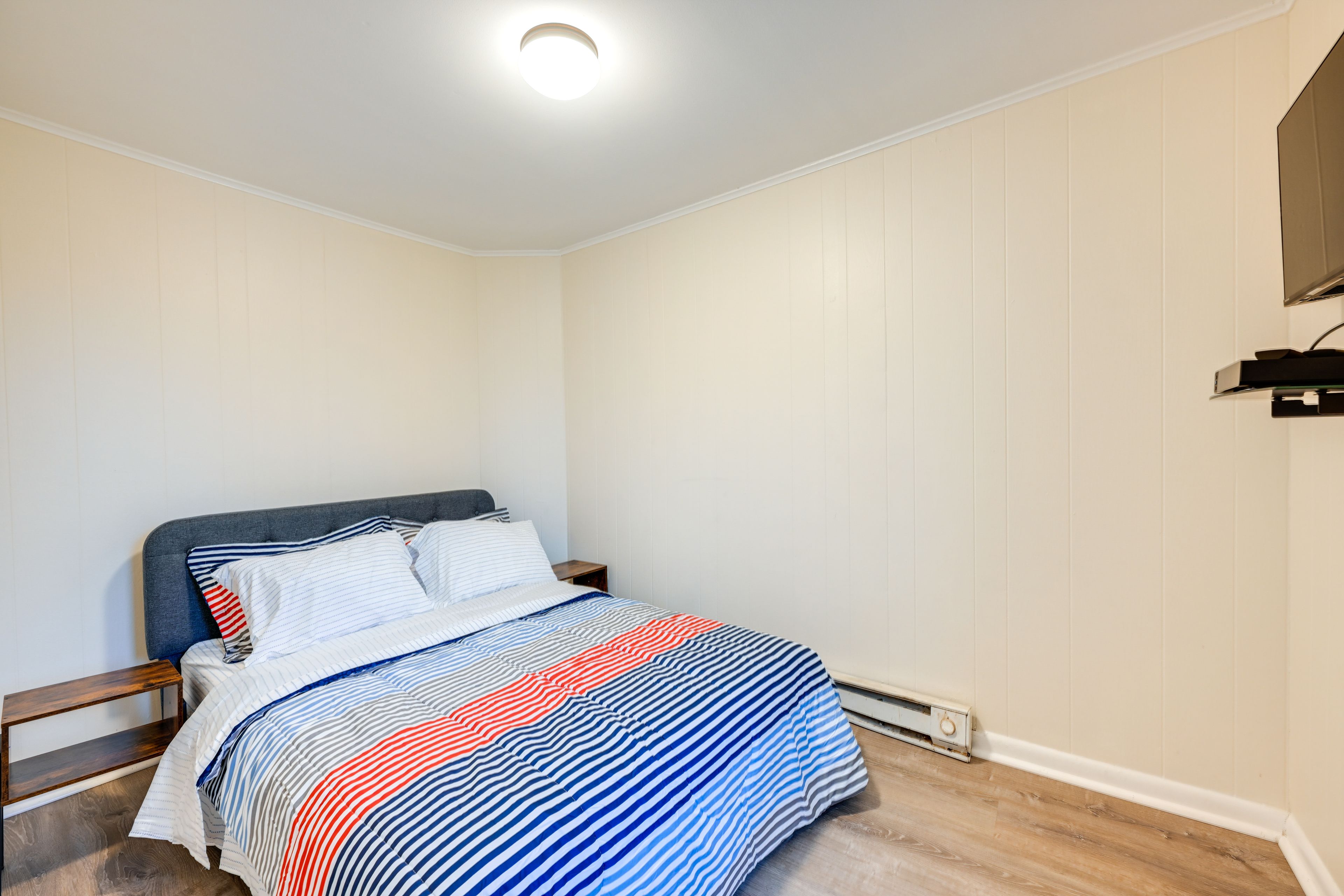Bedroom 3 | Full Bed | Flat-Screen TV w/ Cable