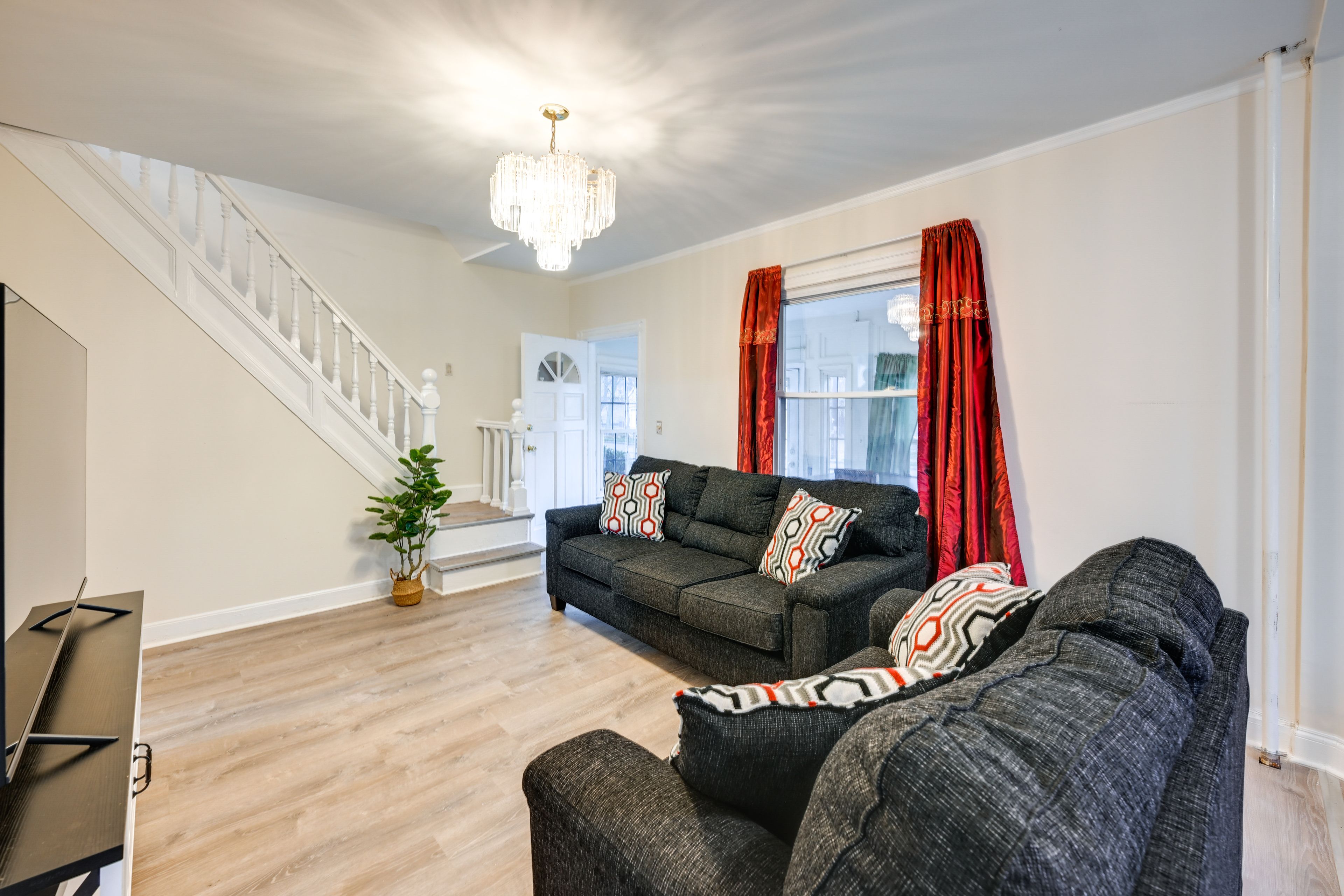 Living Room | Flat-Screen TV w/ Cable | WiFi