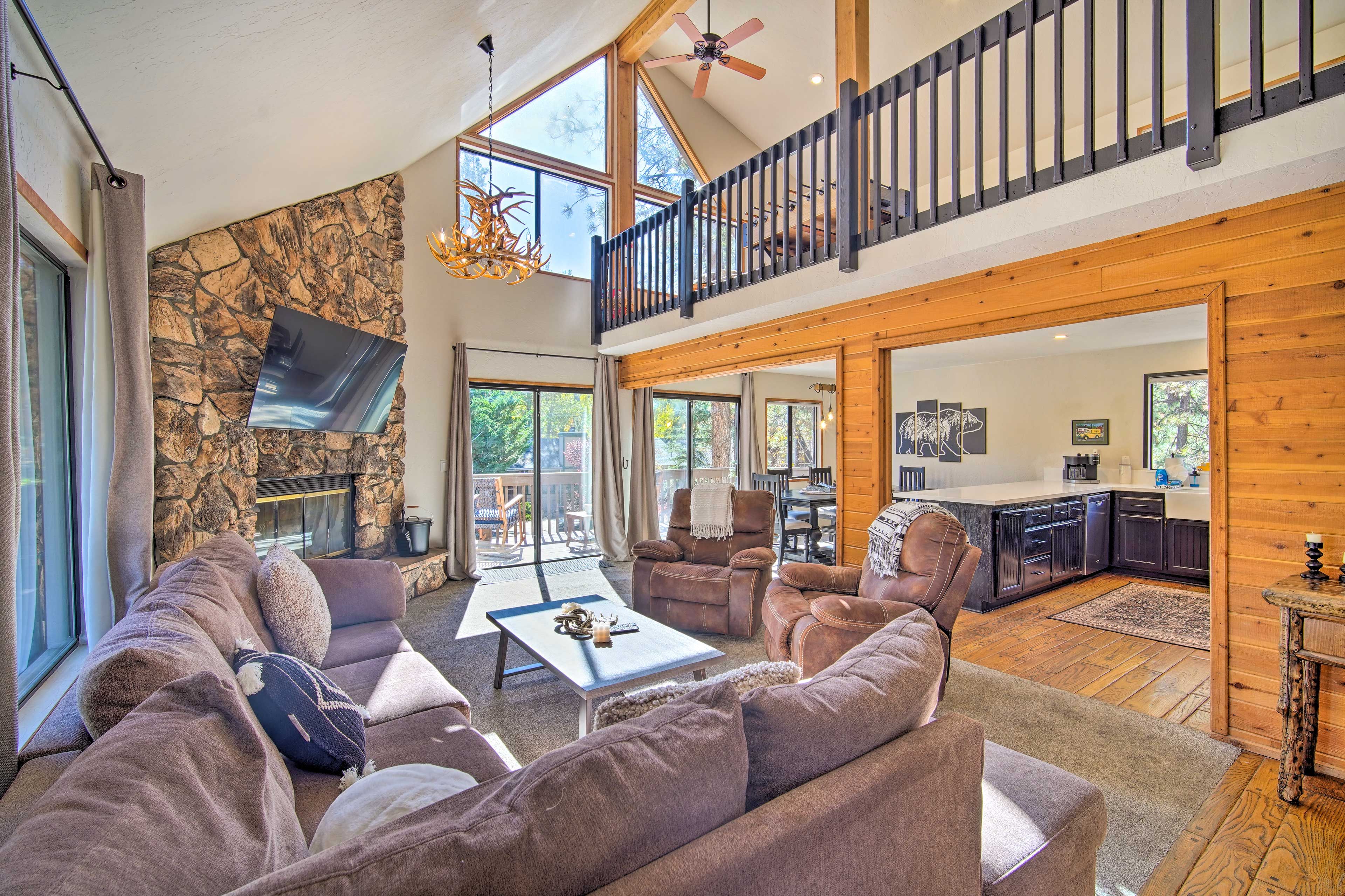 Living Room | Smart TV | Gas Fireplace