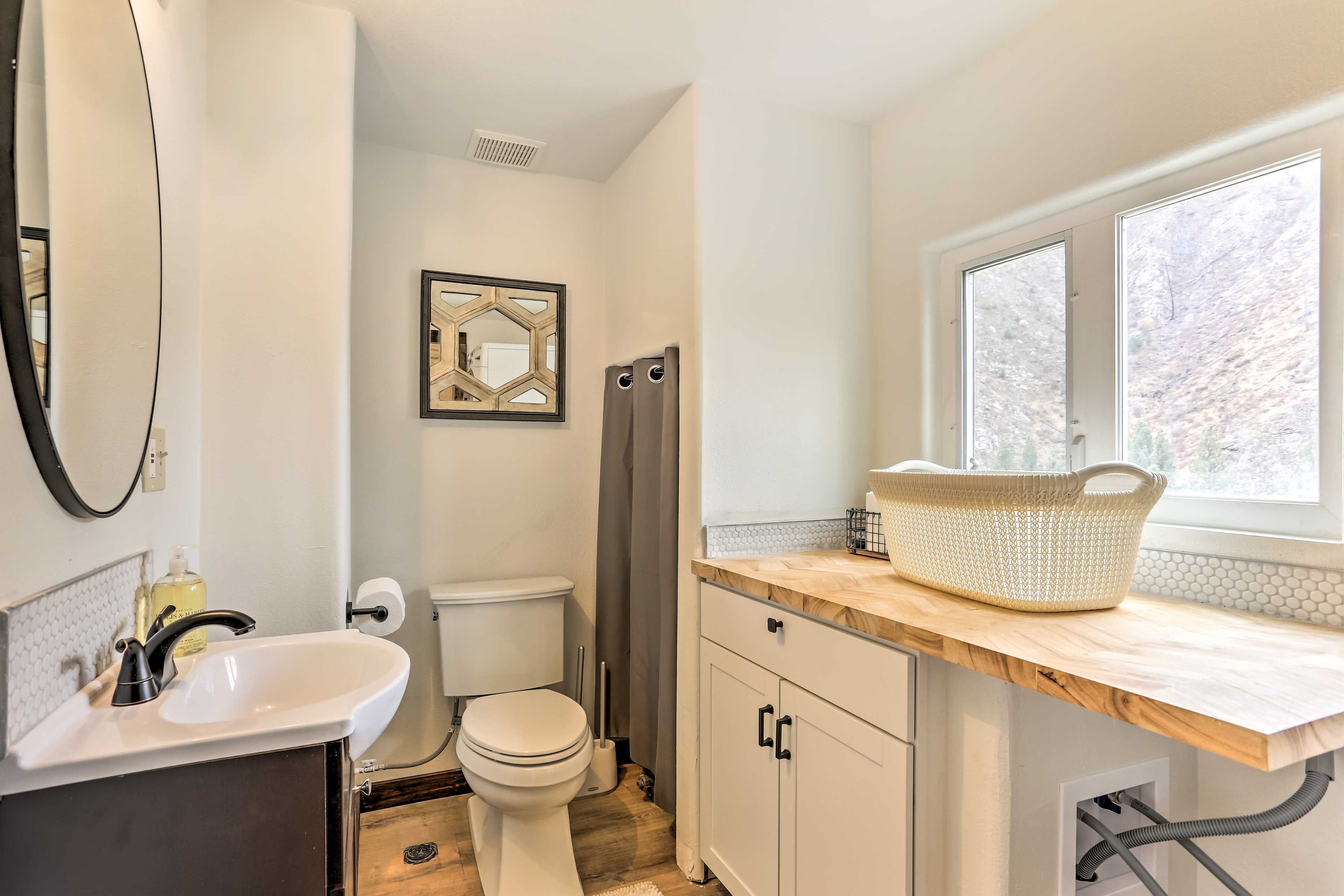Half Bathroom | 1st Floor | Complimentary Toiletries