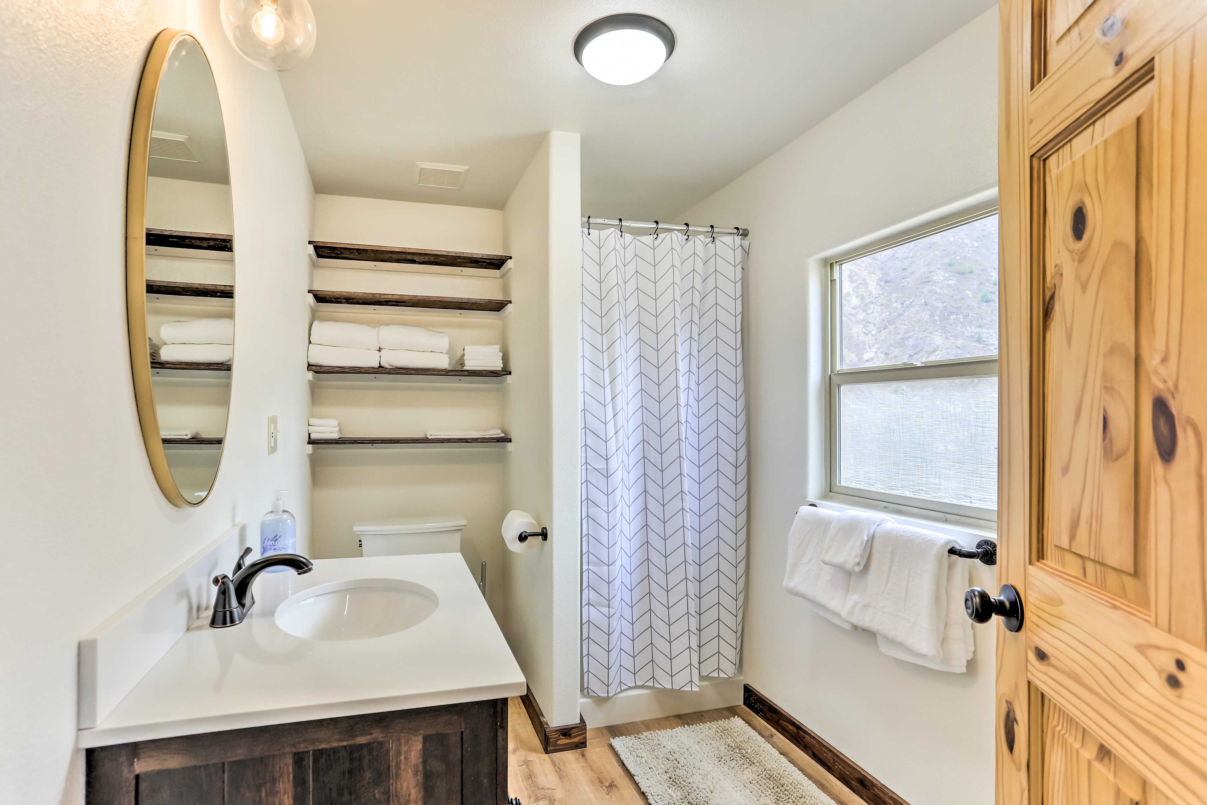 Full Bathroom | 2nd Floor | Towels Provided