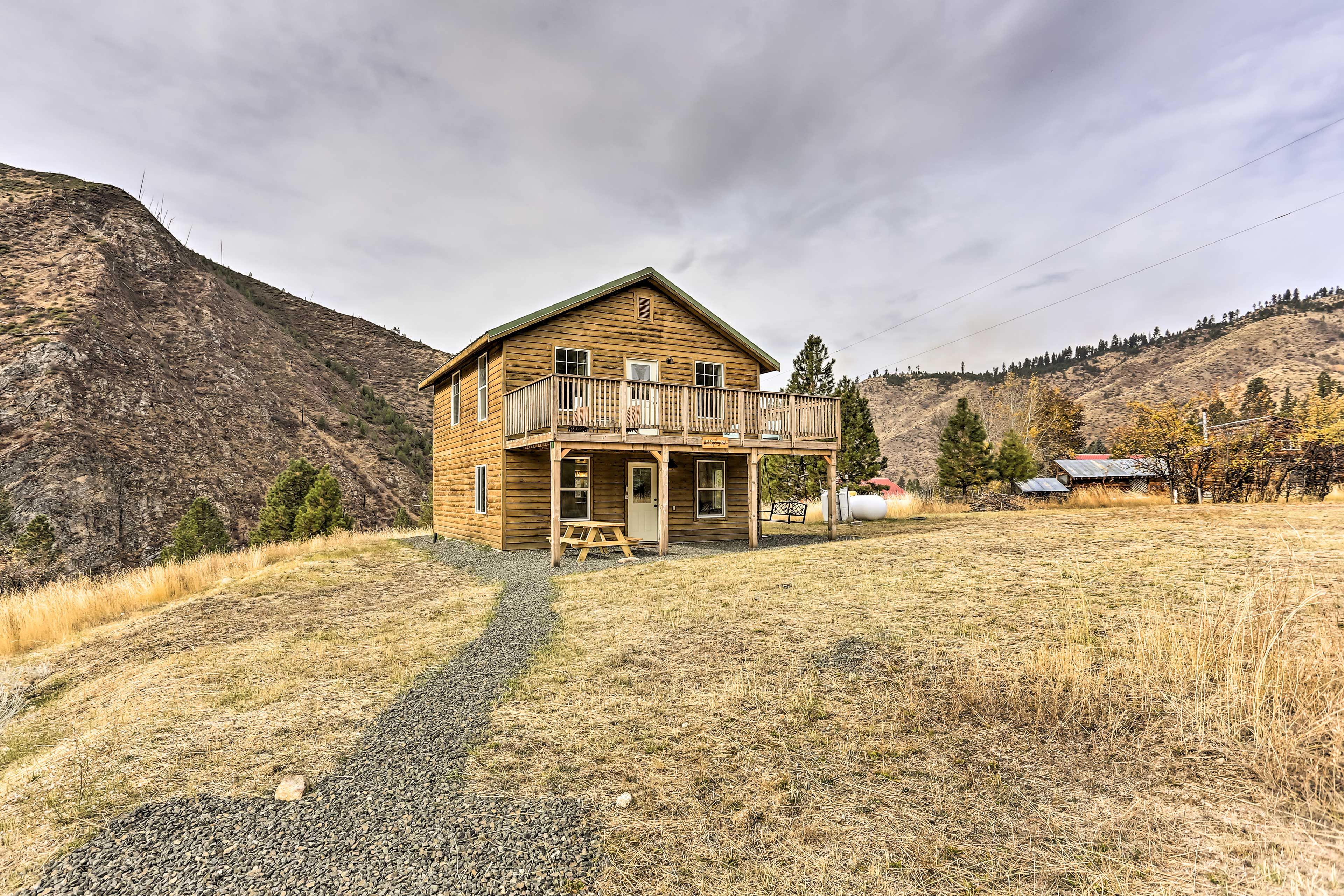Cabin Exterior | Parking | Gravel Driveway (10 Vehicles)