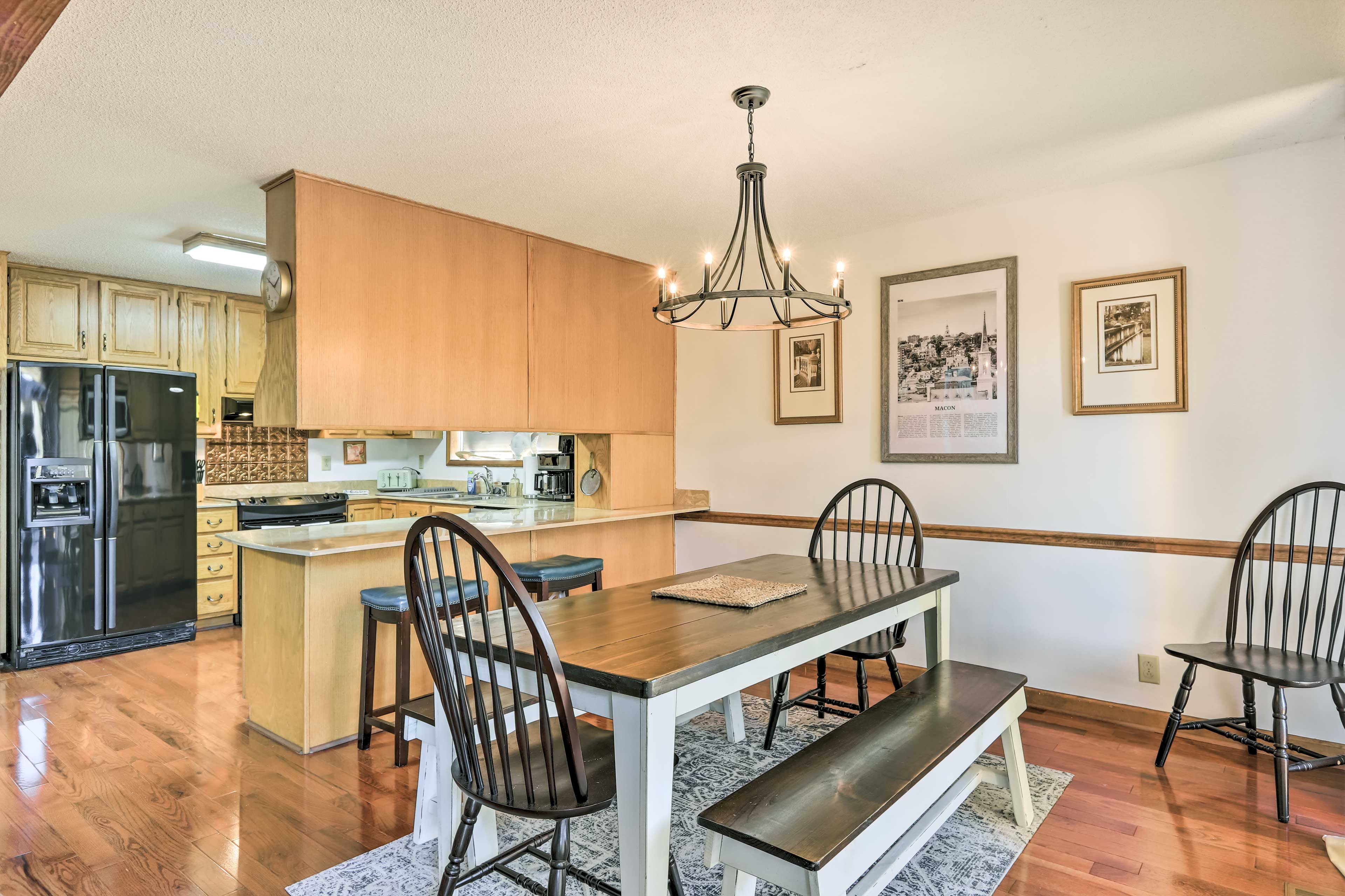 Dining Area | Dishware & Flatware Provided