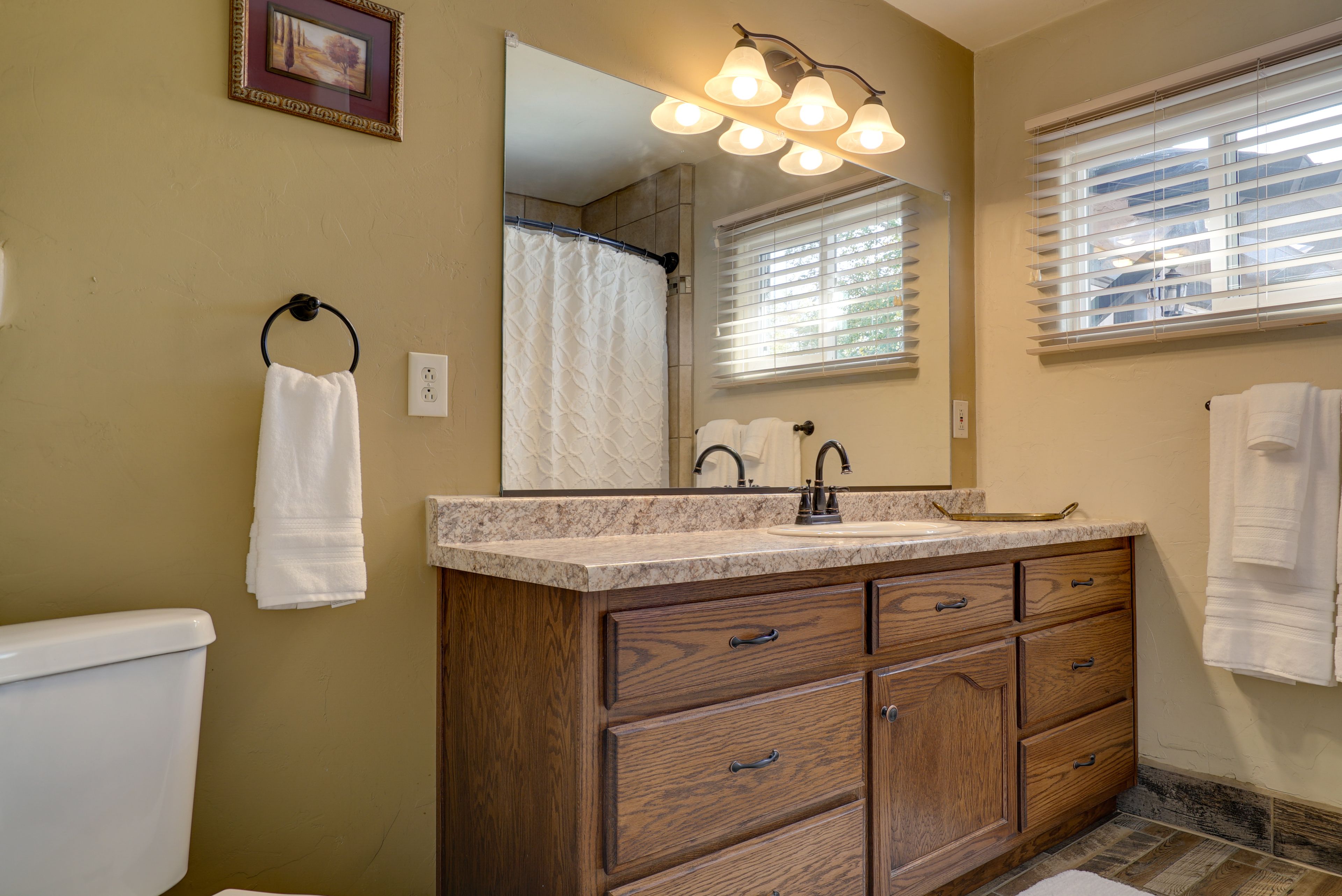 Full Bathroom | Shower/Tub Combo | Hair Dryer | Towels Provided