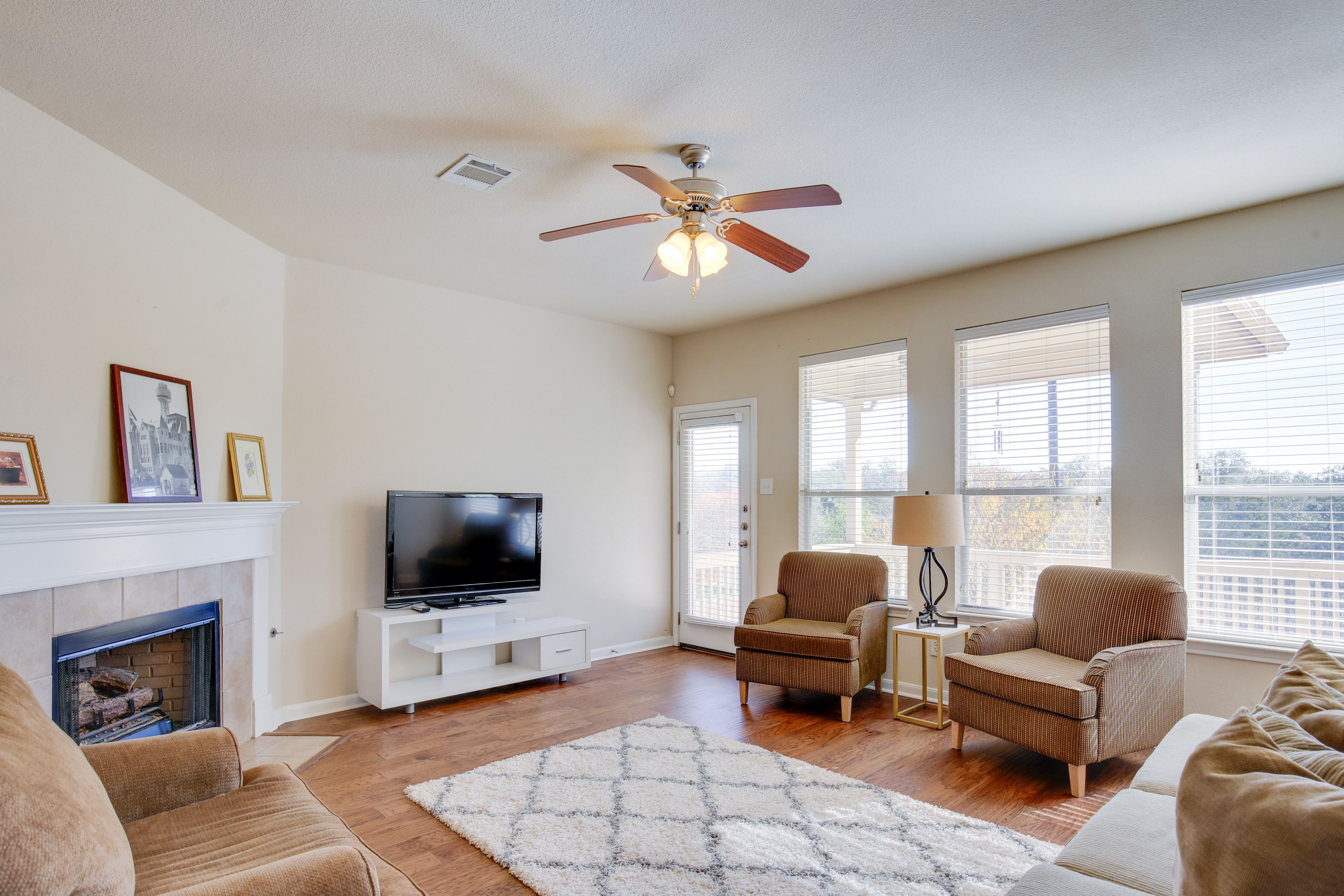 Living Room | Flat-Screen TV | Fireplace | Central Heating & Air Conditioning