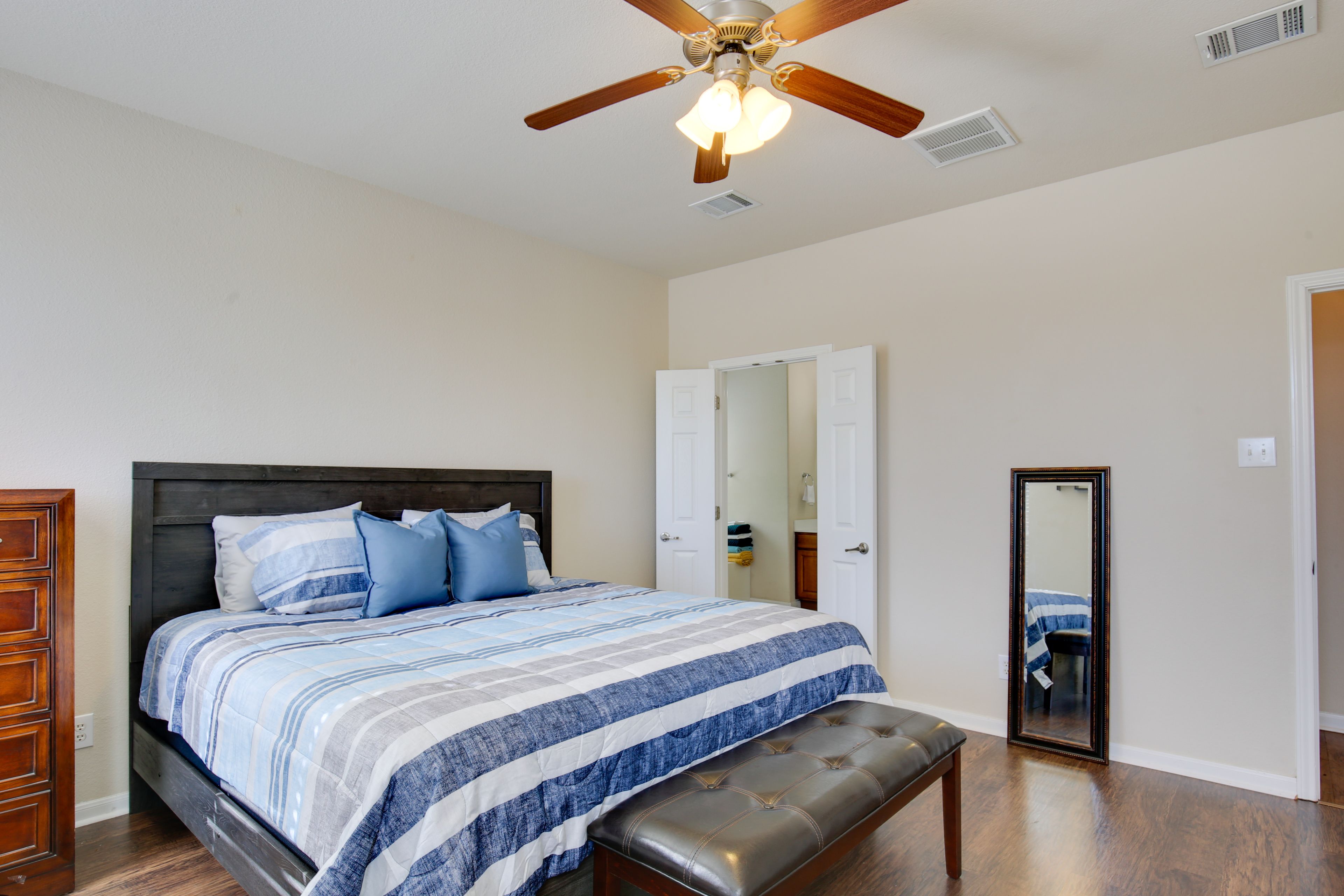Bedroom 1 | 1st Floor | King Bed | Laptop-Friendly Workspace | En-Suite Bathroom