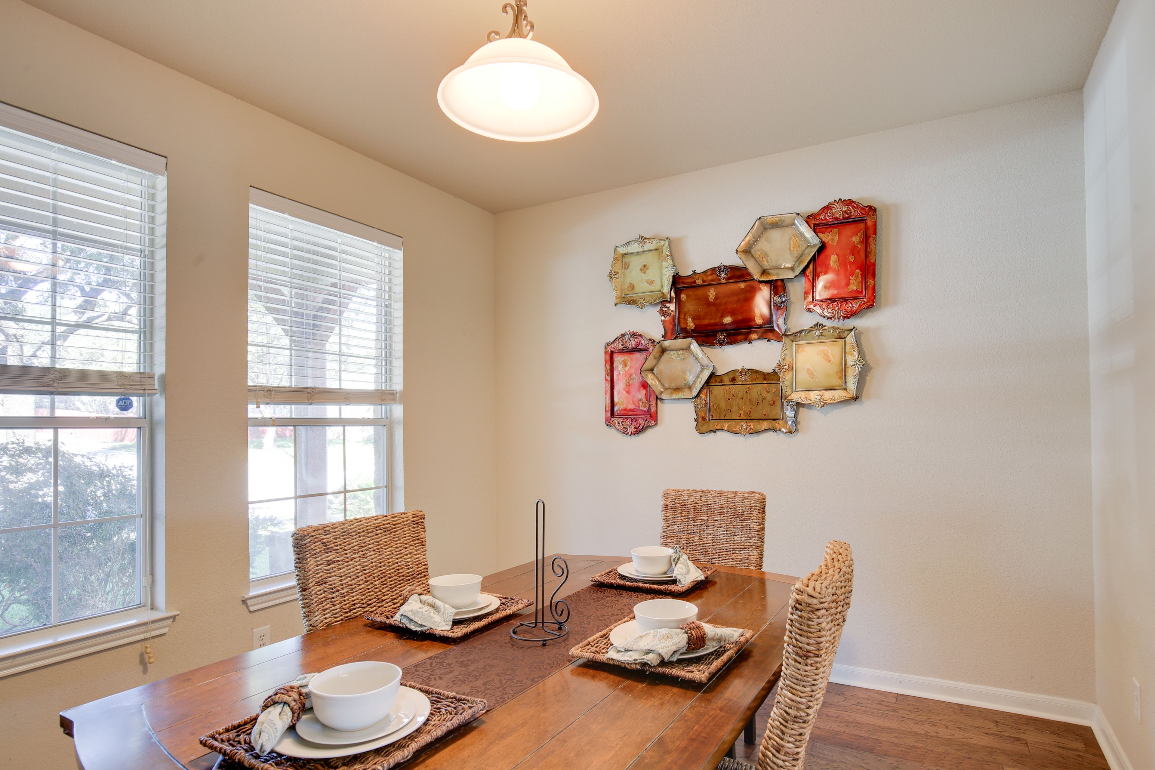 Dining Room | Dining Table | Dishware/Flatware | Free WiFi