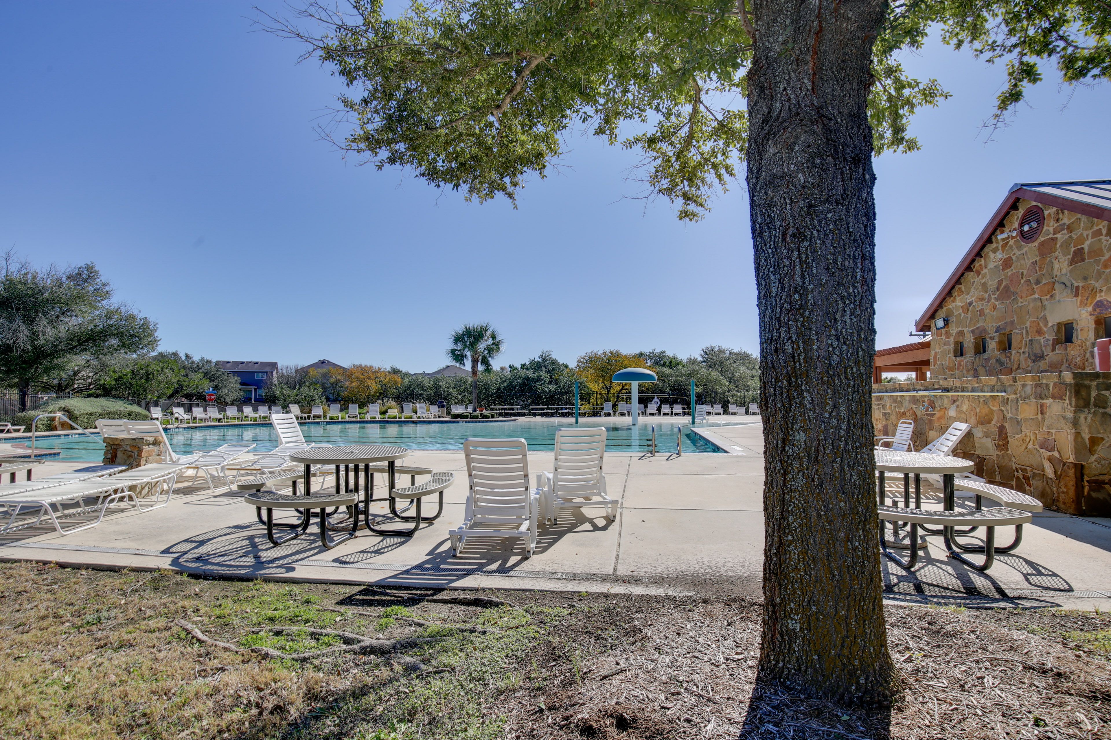 Community Pool | Outdoor Seating & Dining