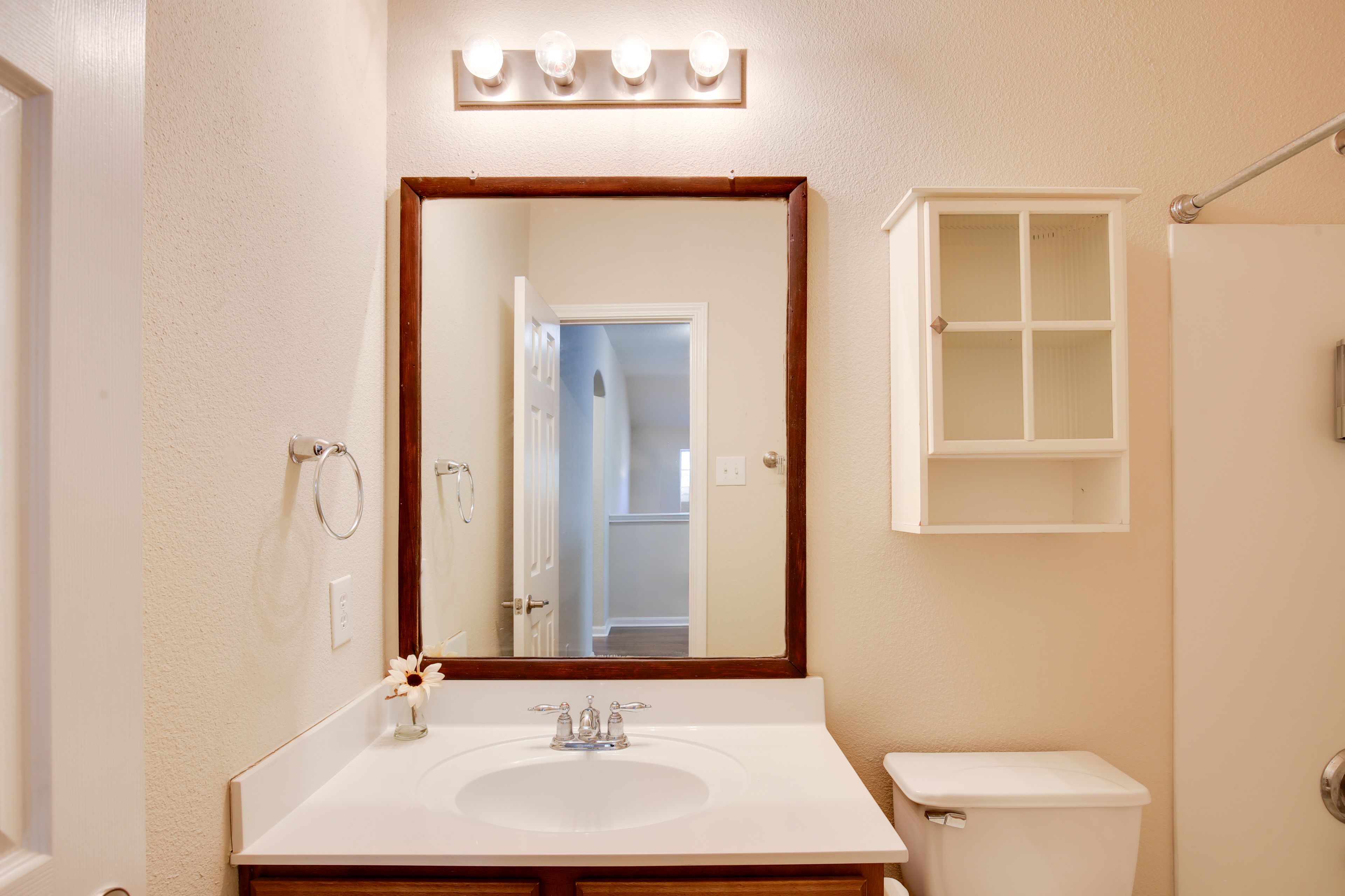 Full Bathroom | 2nd Floor | Shower/Tub Combo | Towels Provided