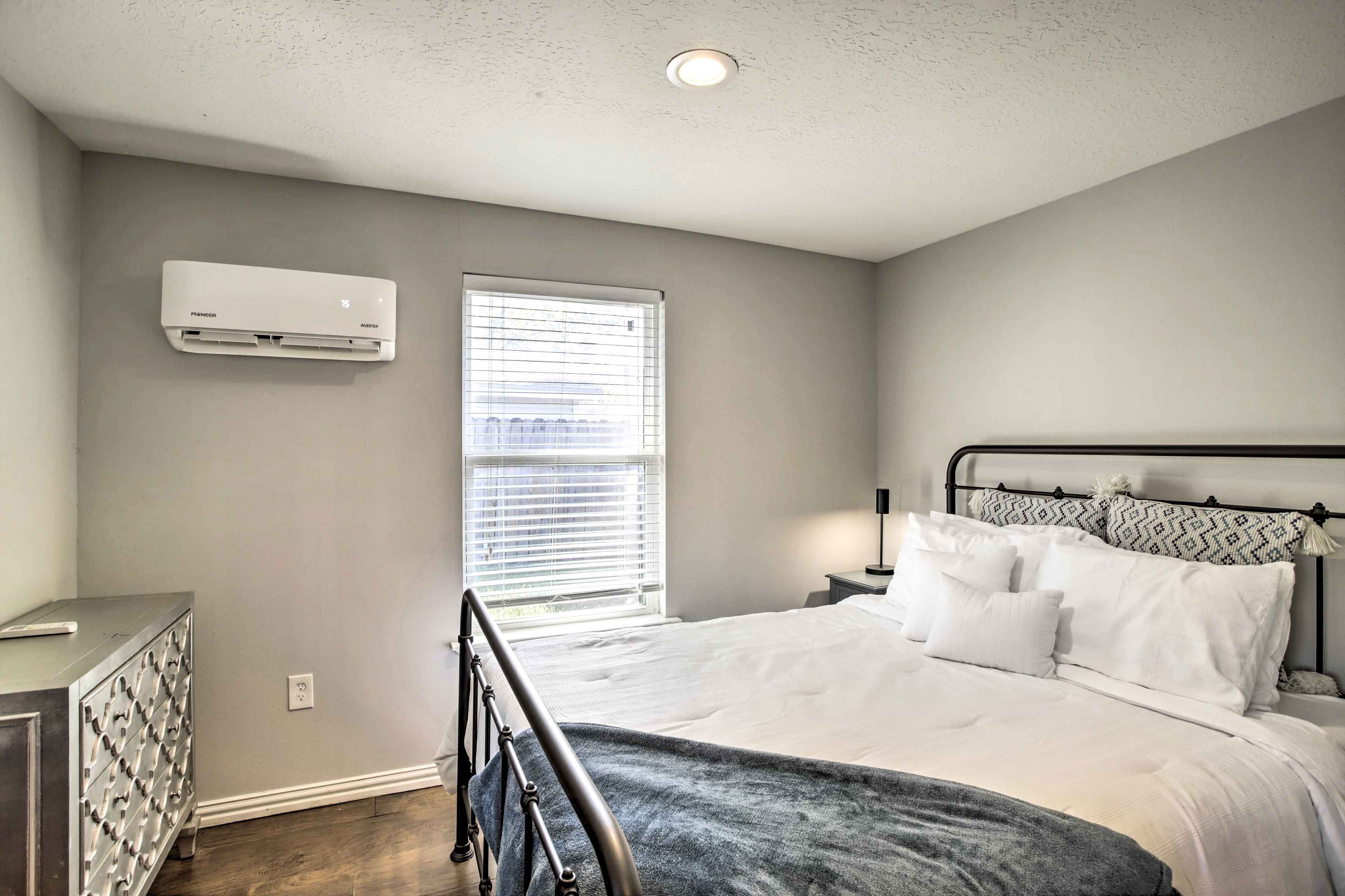 Studio | Queen Bed | Linens Provided
