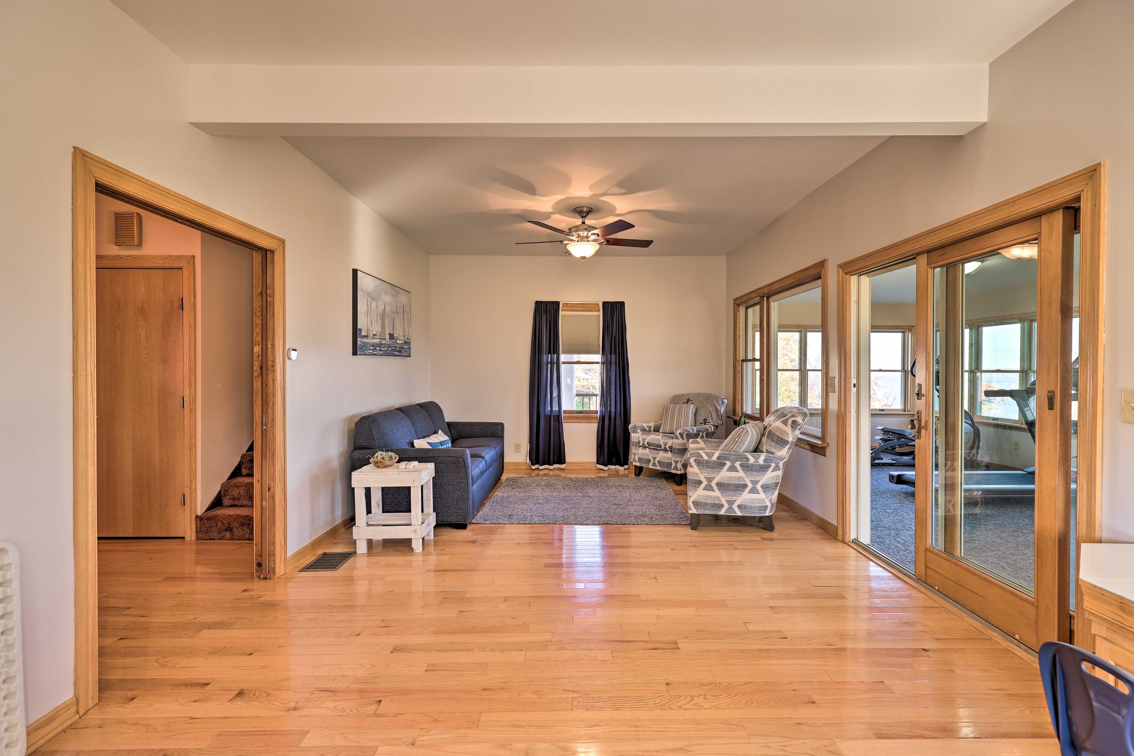 Family Room | Full Sleeper Sofa | Workspace