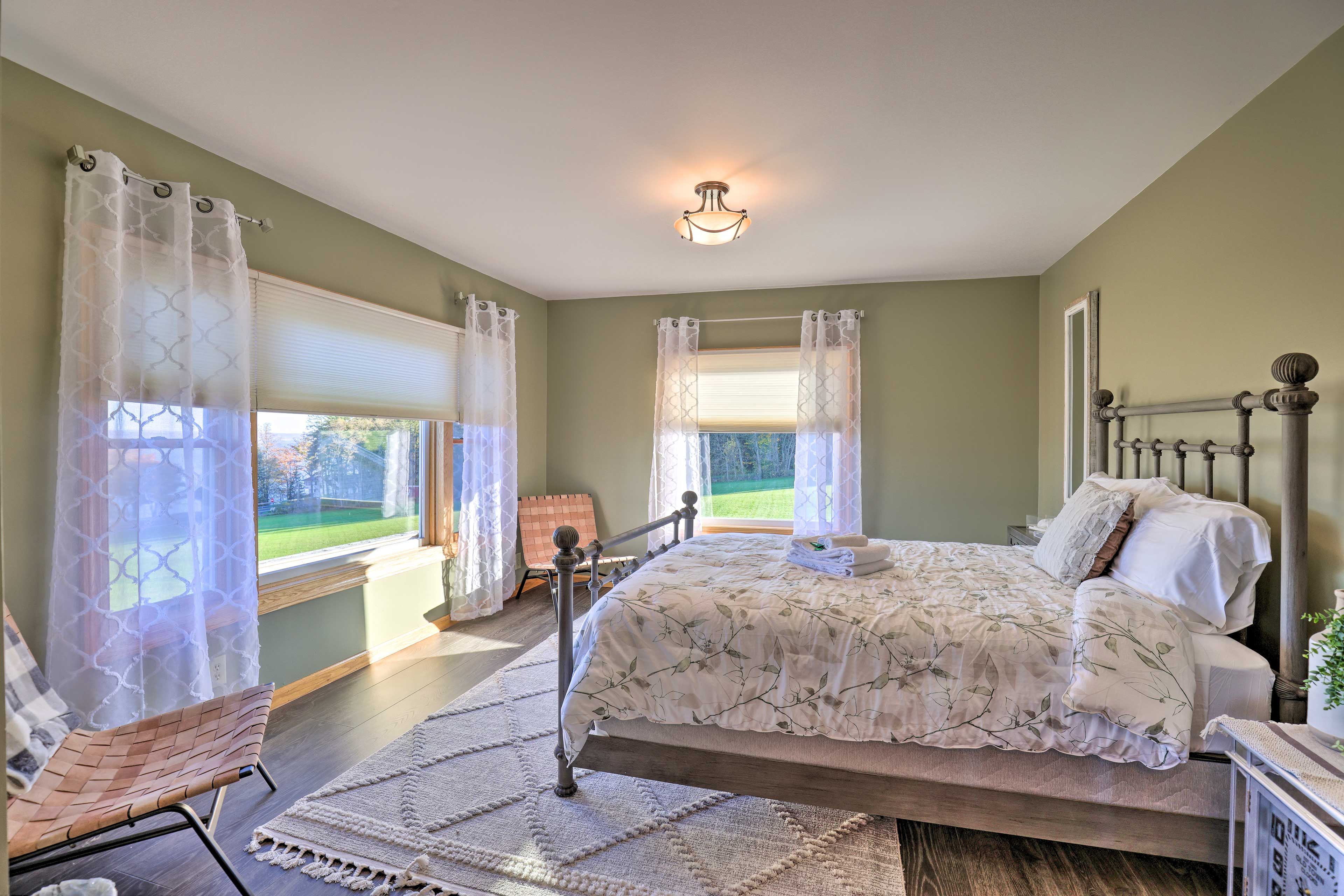 Bedroom 3 | Queen Bed | Crib