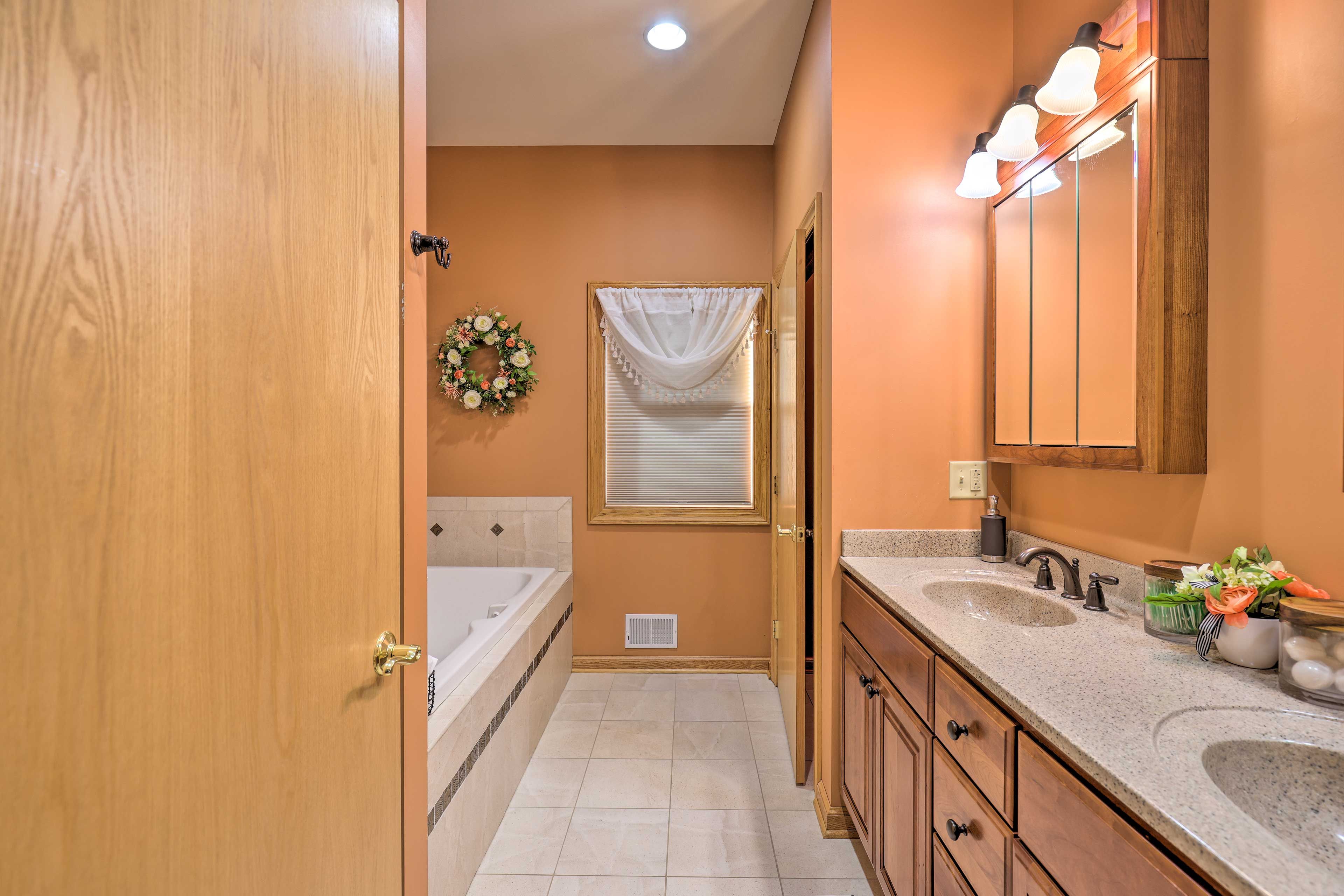 En-Suite Bathroom | Towels Provided | Complimentary Toiletries | Jetted Tub