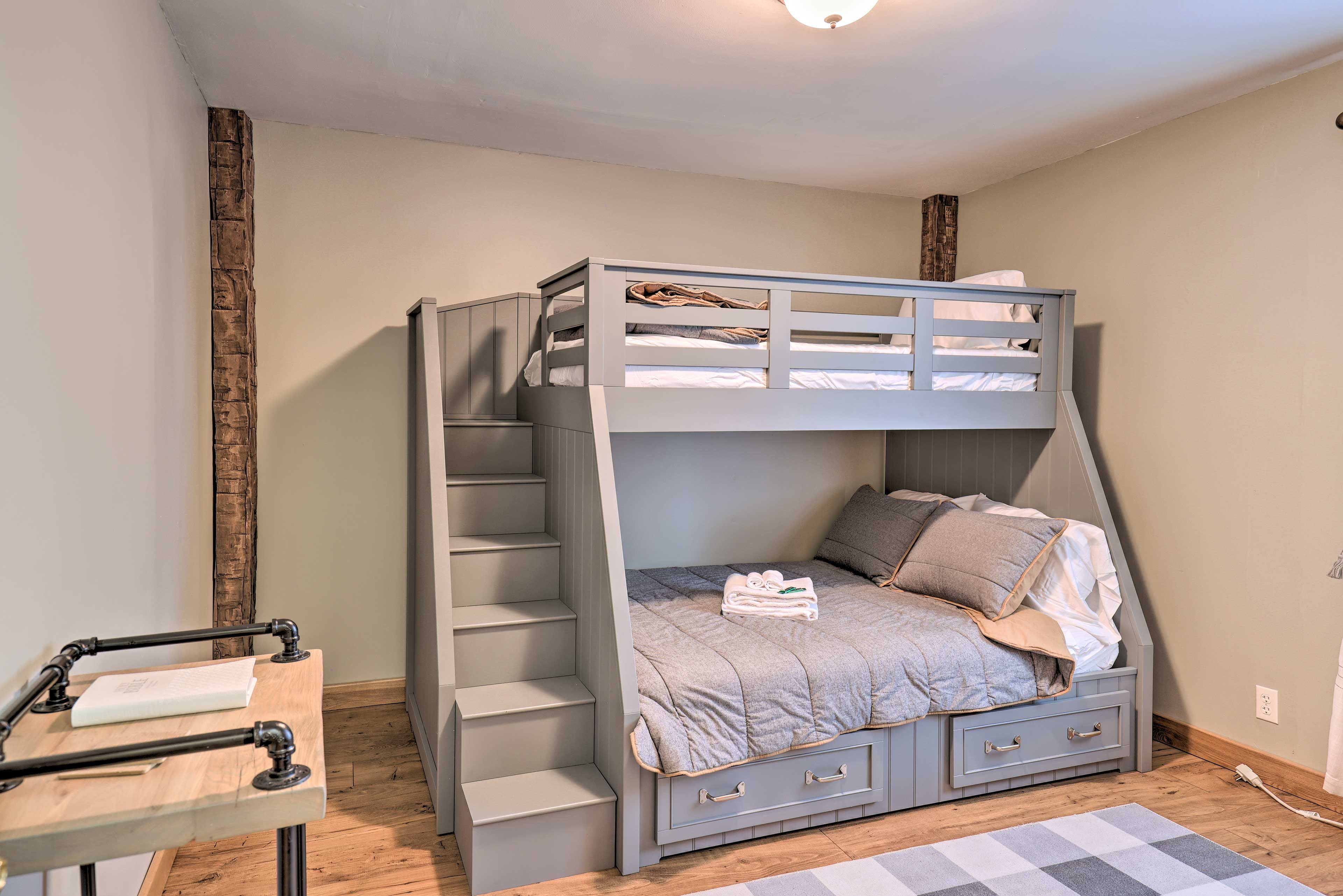 Bedroom 2 | Twin/Full Bunk Bed
