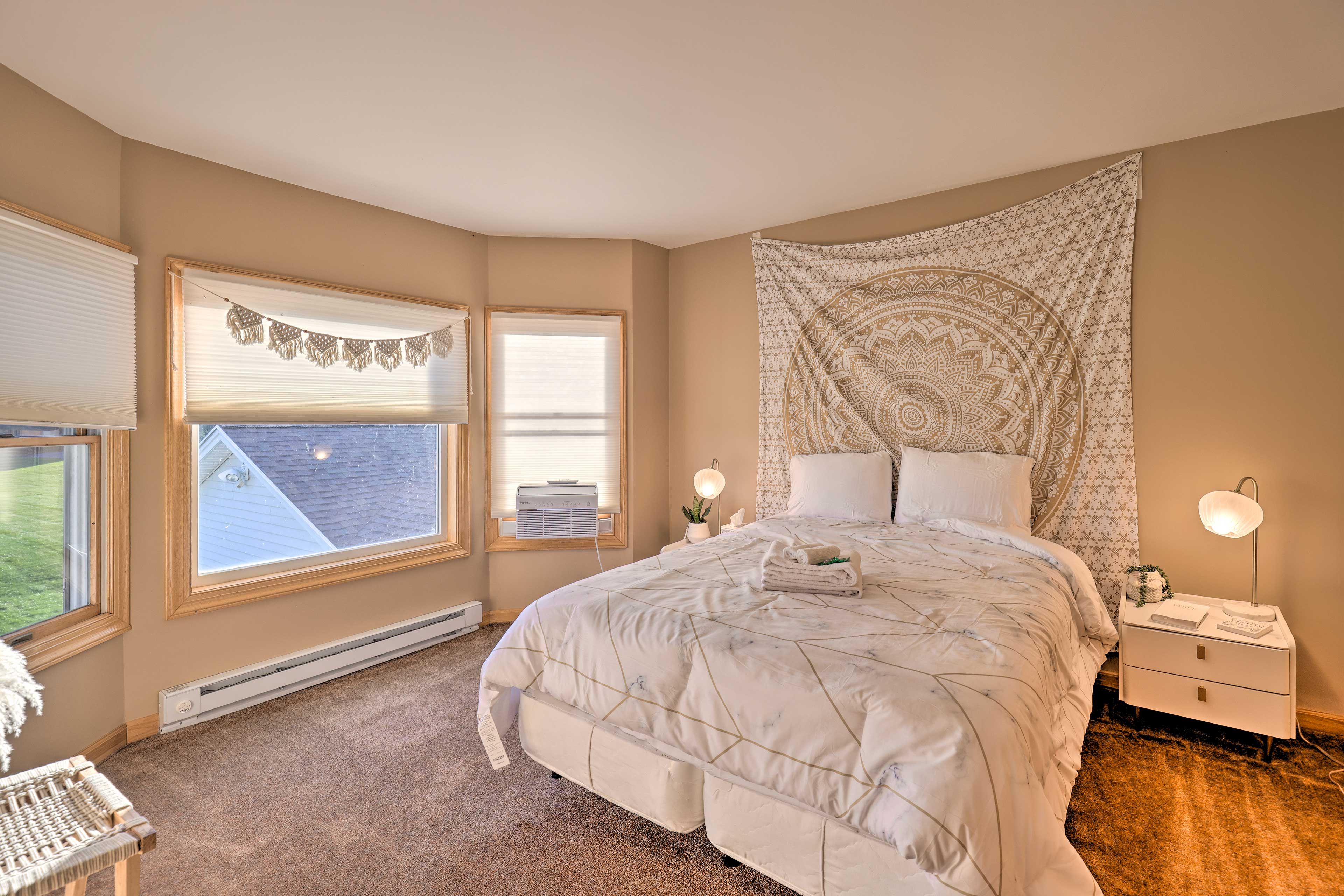 Bedroom 4 | Queen Bed