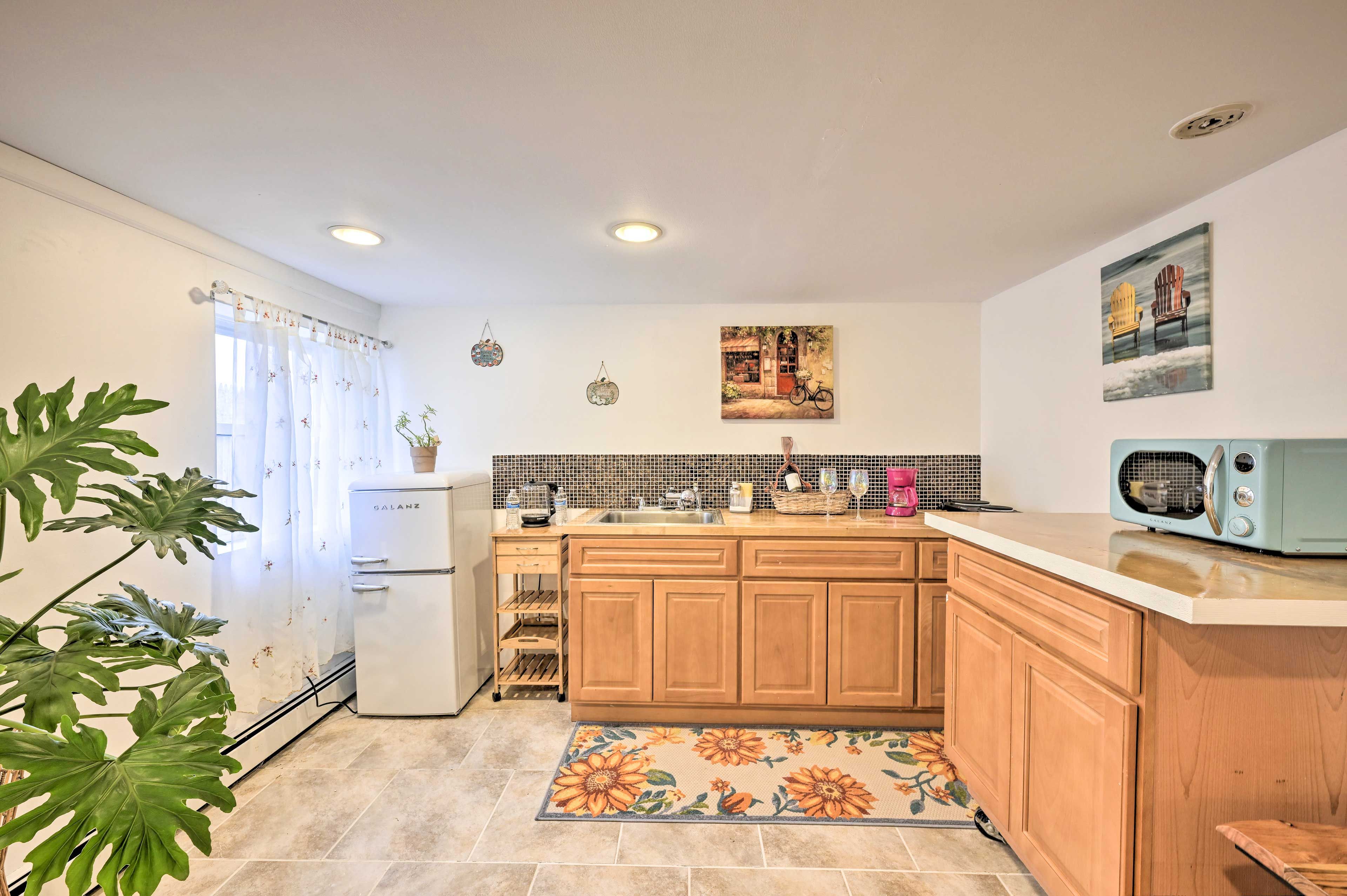 Kitchenette | Hot Plate | Coffee Maker | Water Filter | Complimentary Wine