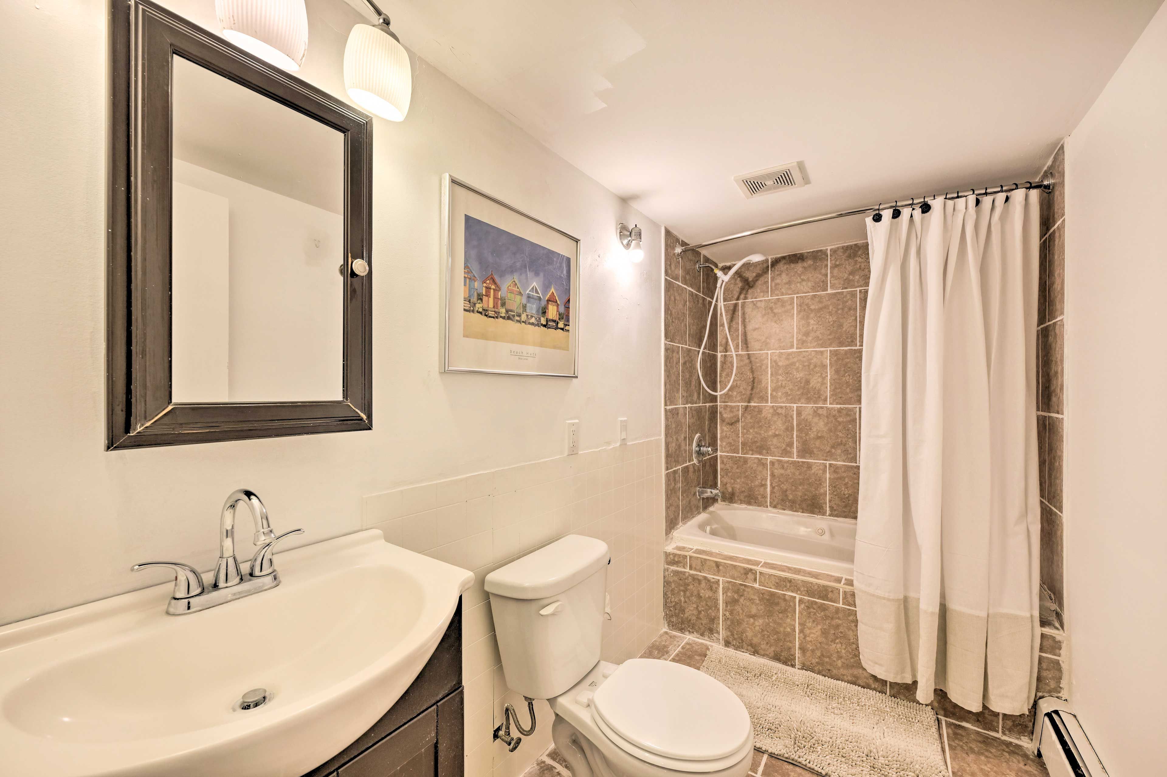 Full Bathroom | Complimentary Toiletries | Hair Dryer