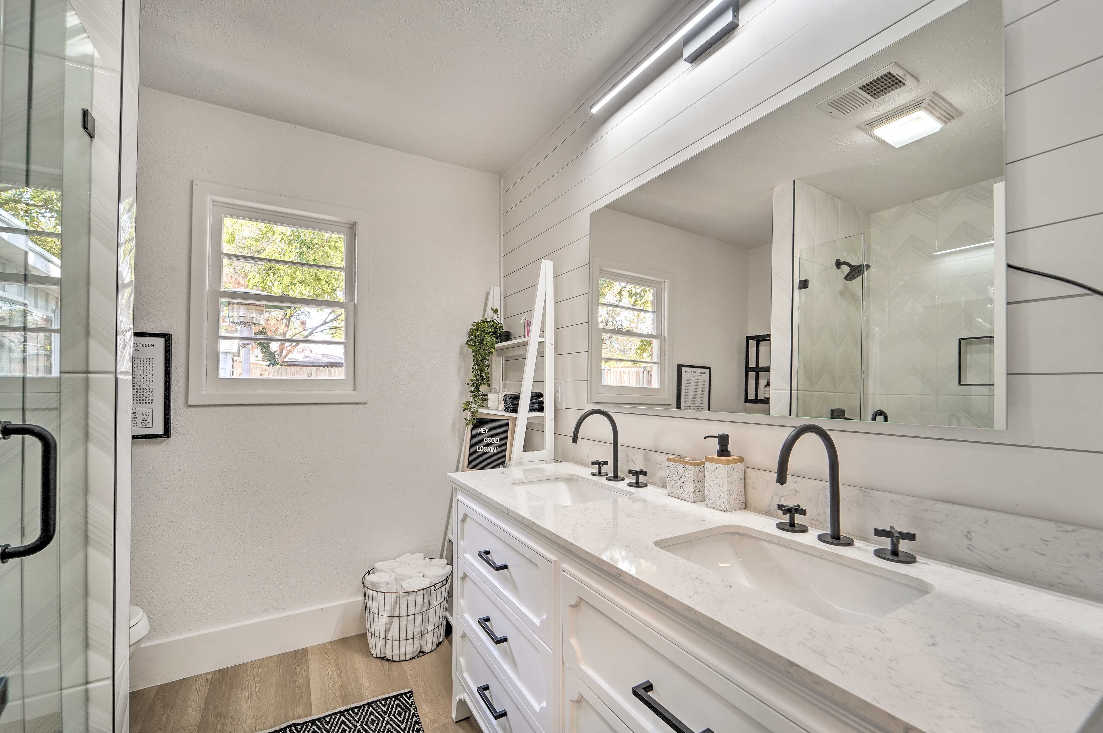 Full Bathroom | Complimentary Toiletries | Hair Dryer