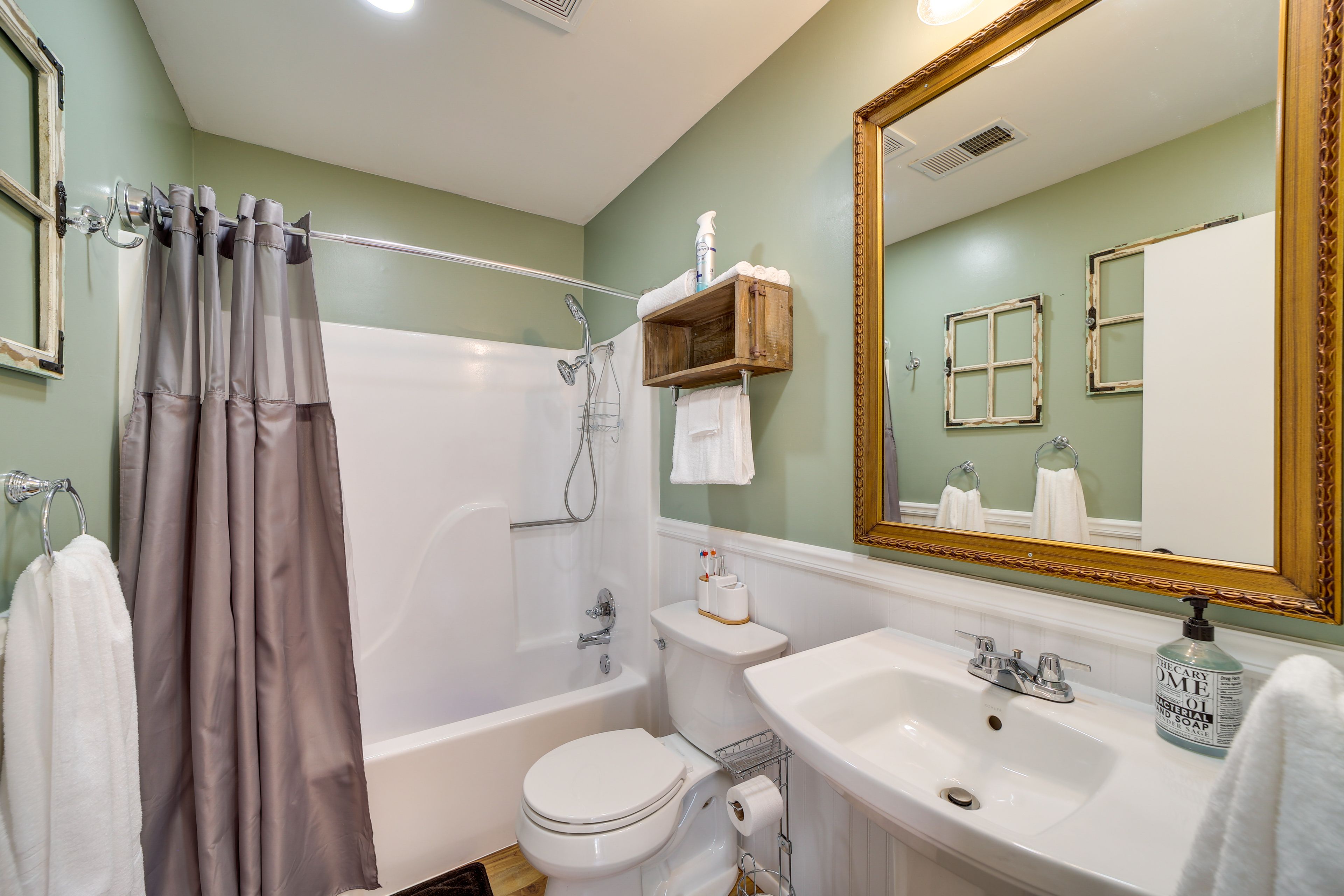 Full Bathroom | Complimentary Toiletries
