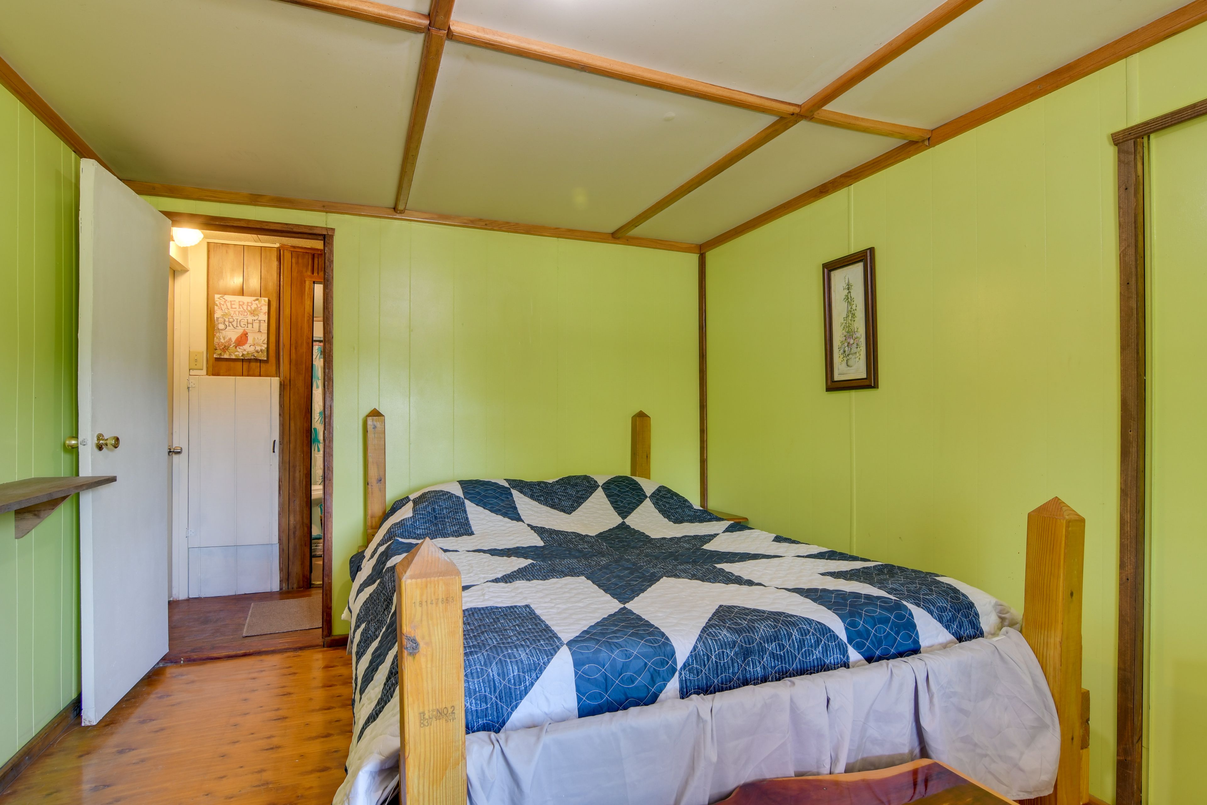 Bedroom | Queen Bed | Linens & Towels