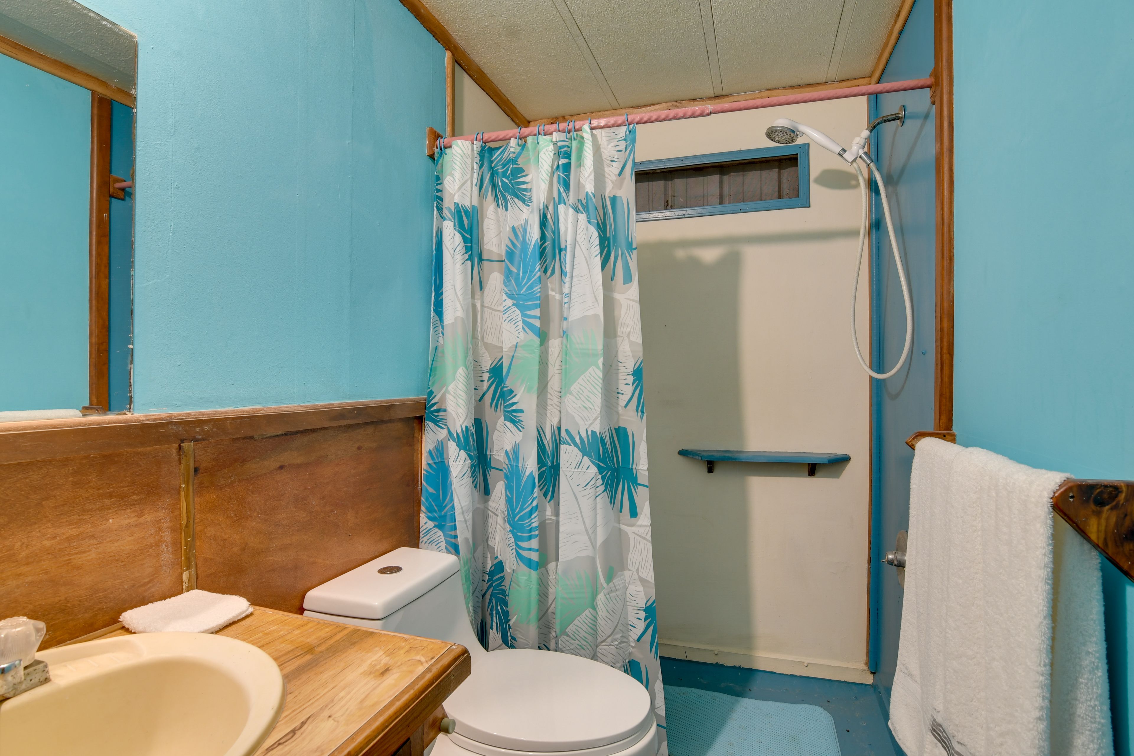 Full Bathroom | Complimentary Toiletries