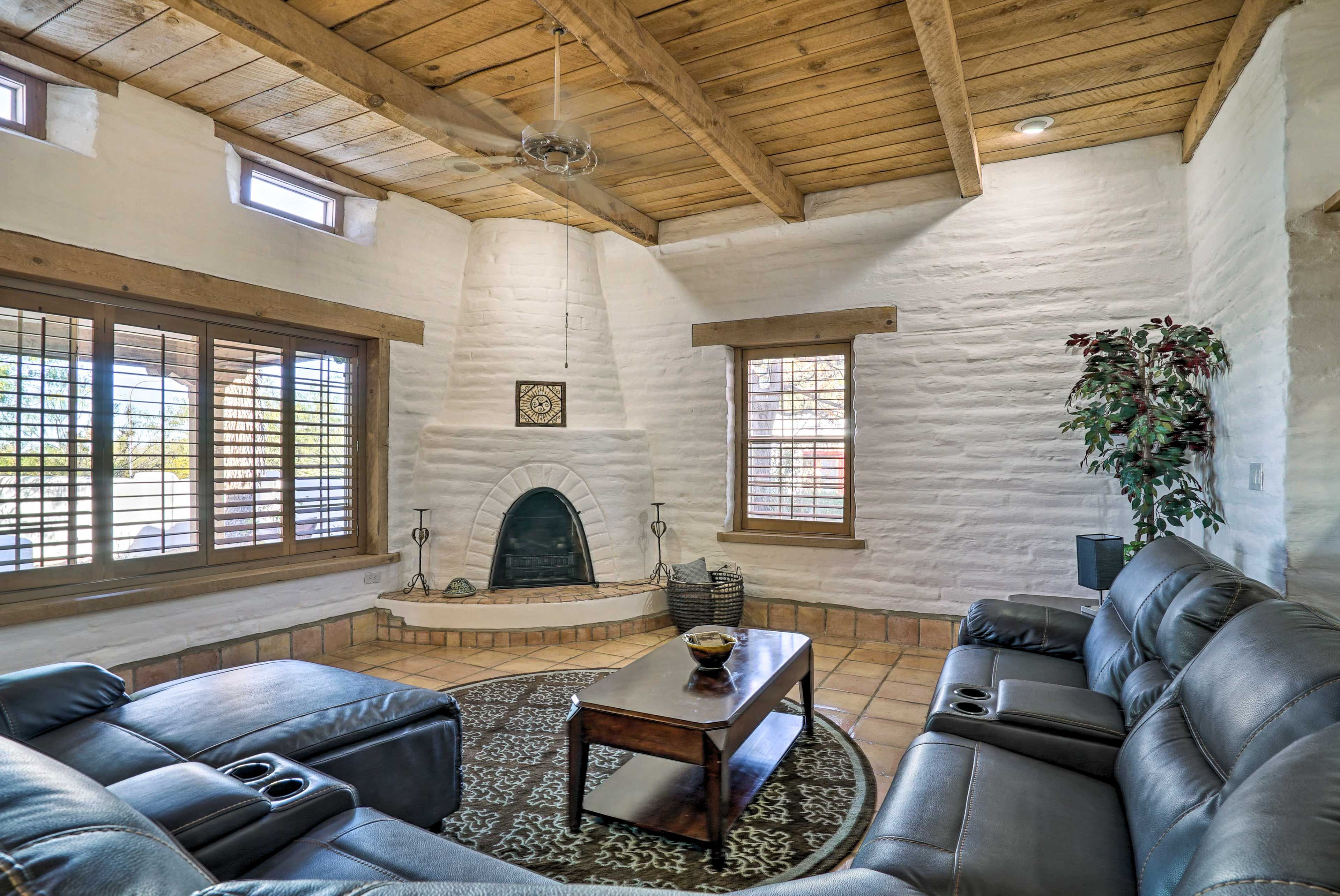 Sitting Room | Fireplace | Free WiFi