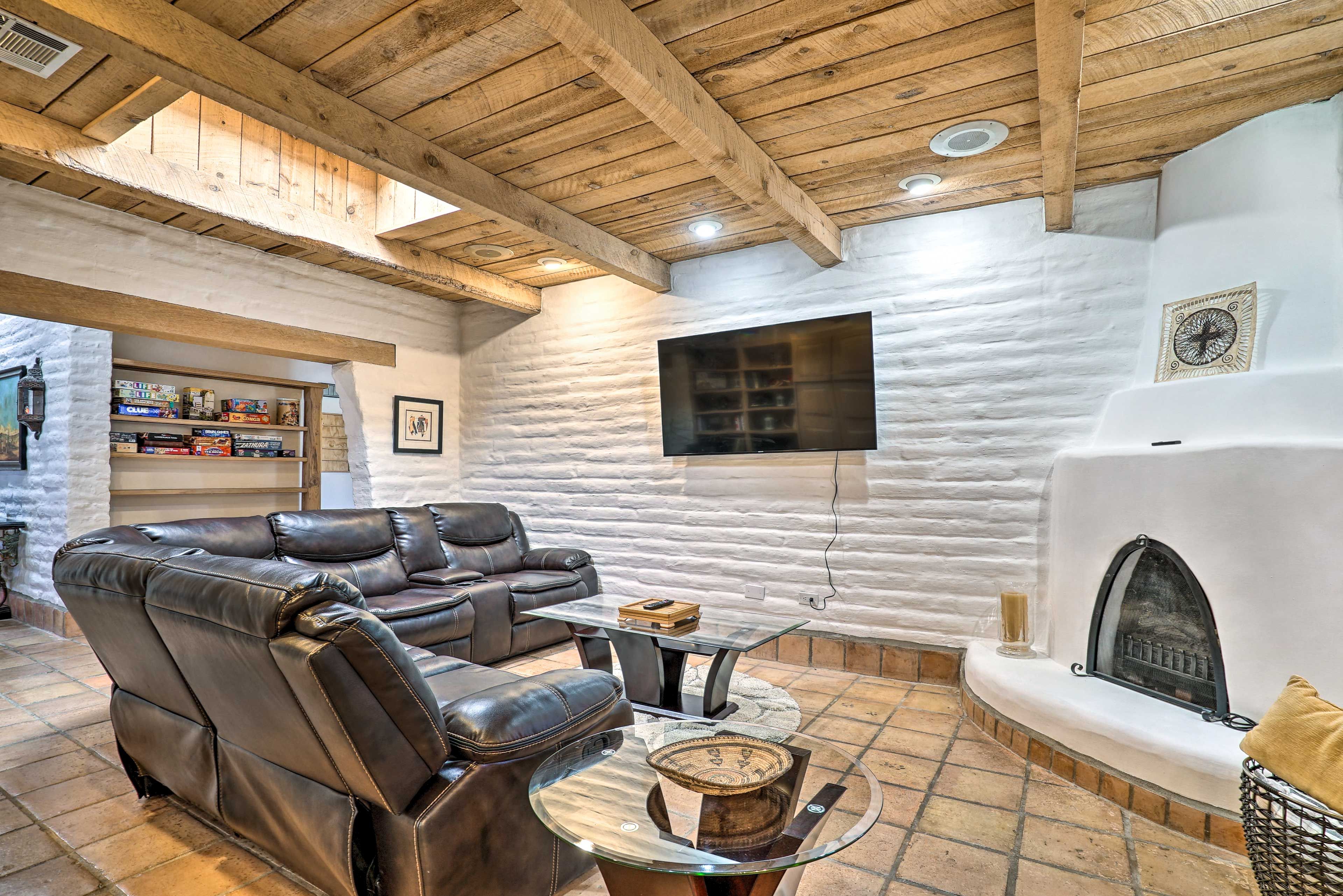Living Room | Smart TV | Fireplace | Board Games