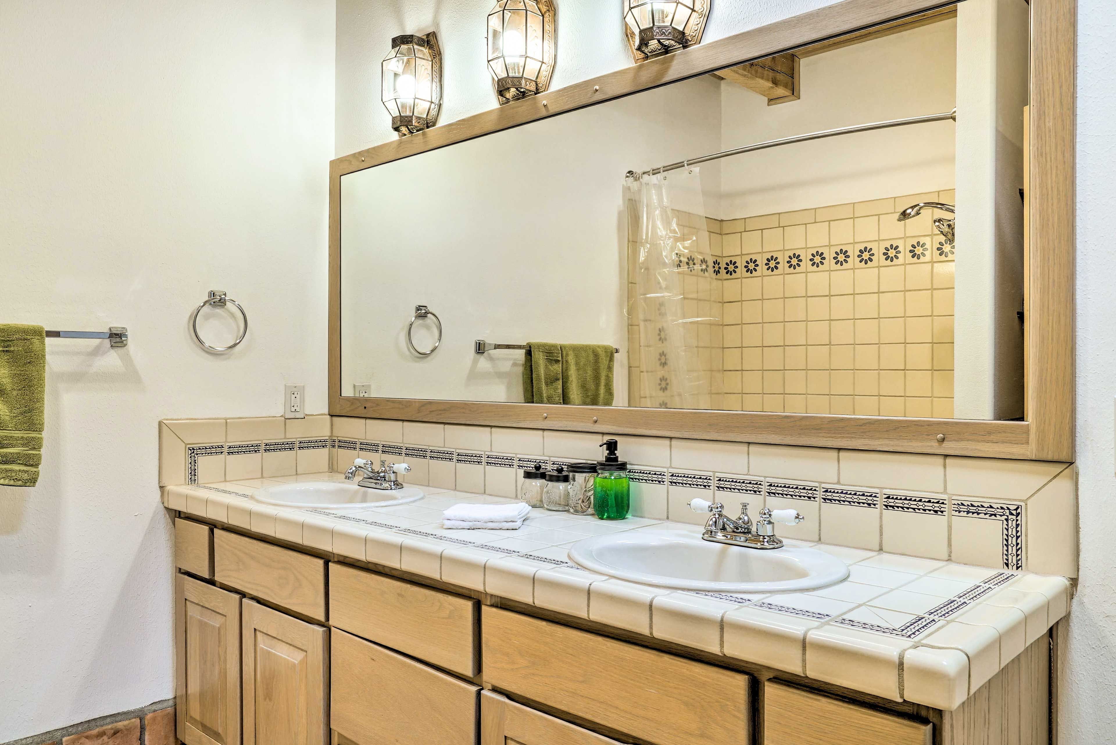 Full Bathroom | Double Sink | Towels Provided