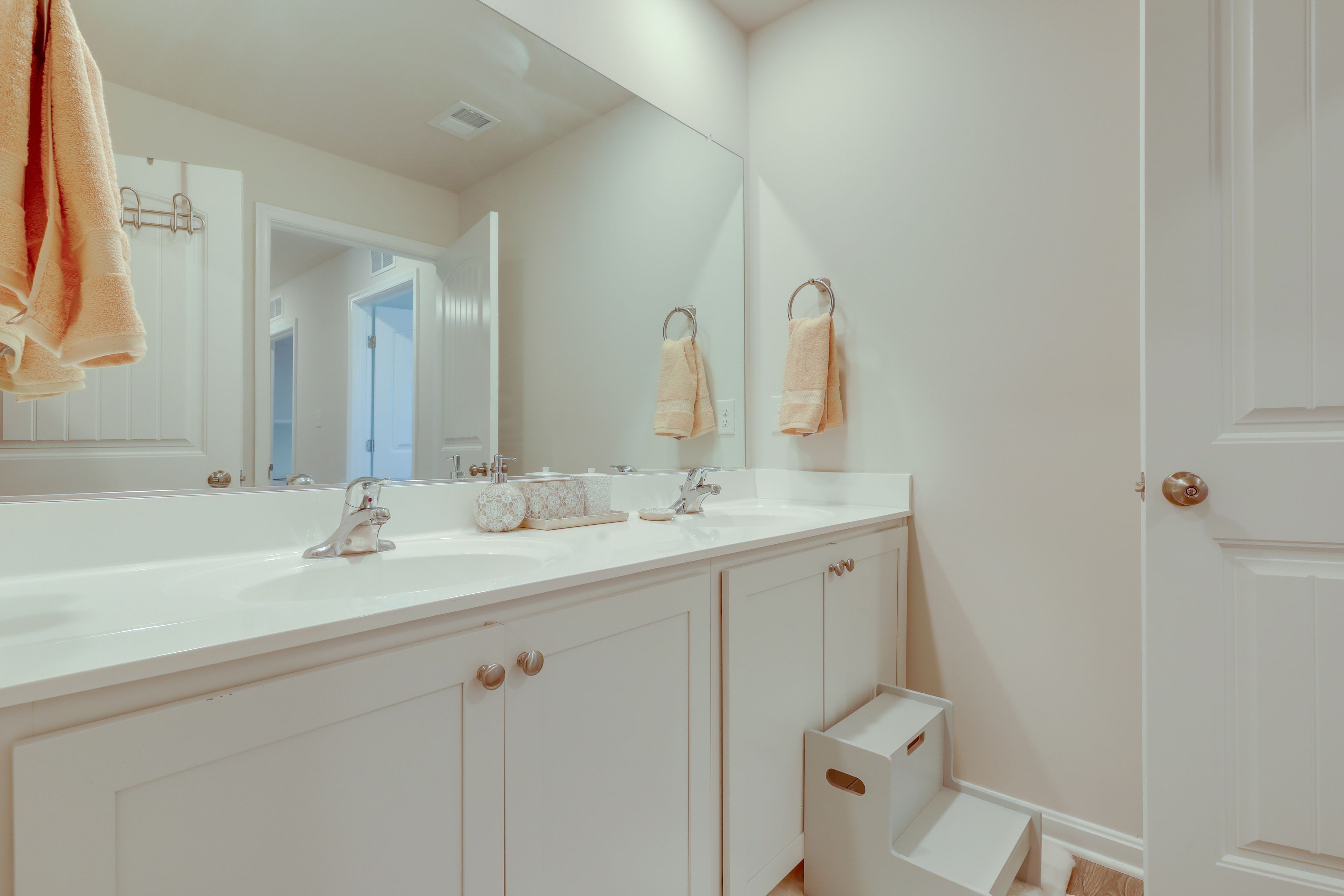 Full Bathroom | 2nd Floor | Complimentary Toiletries
