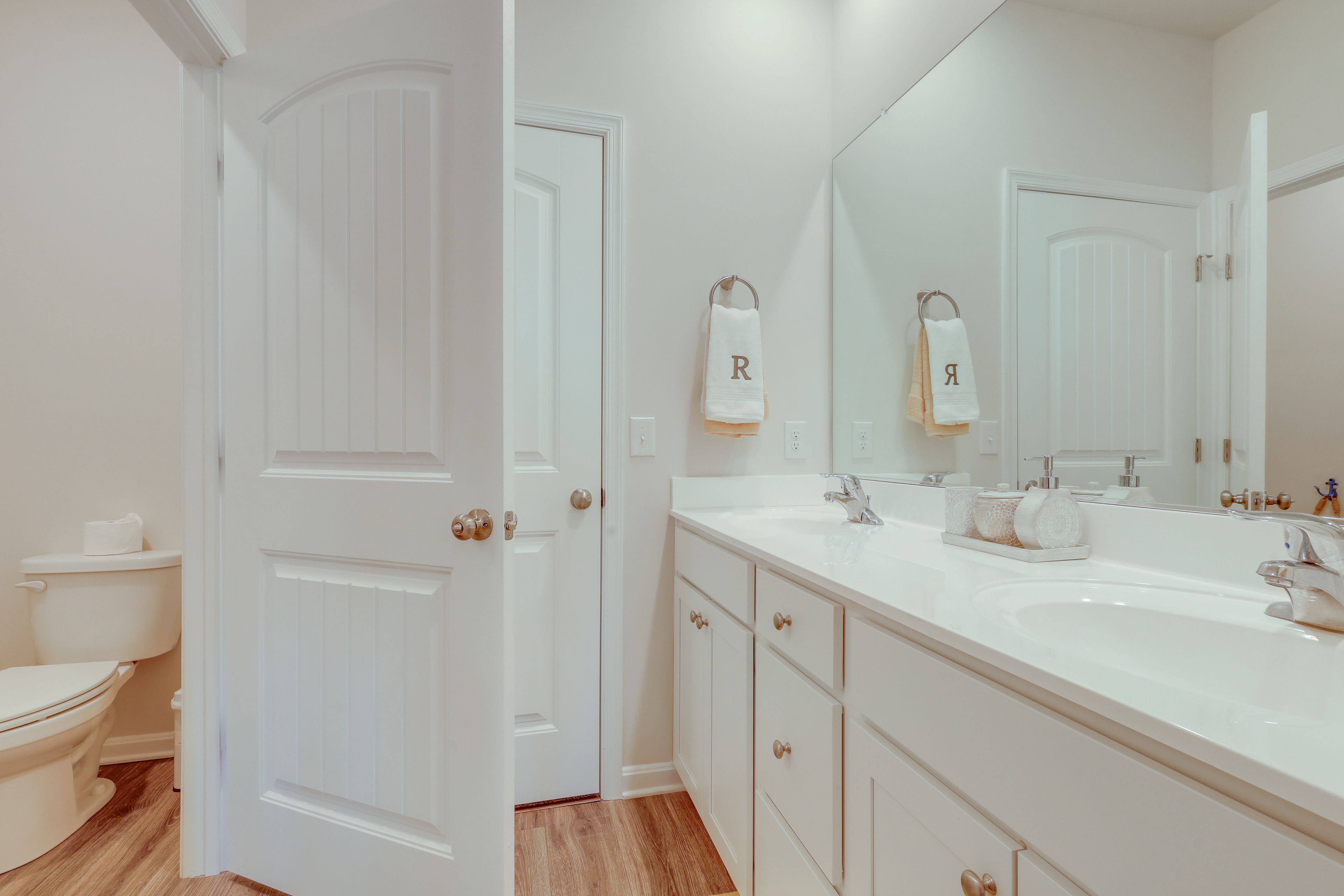 Full Bathroom | 2nd Floor | Towels Provided | Access via Bedroom 1