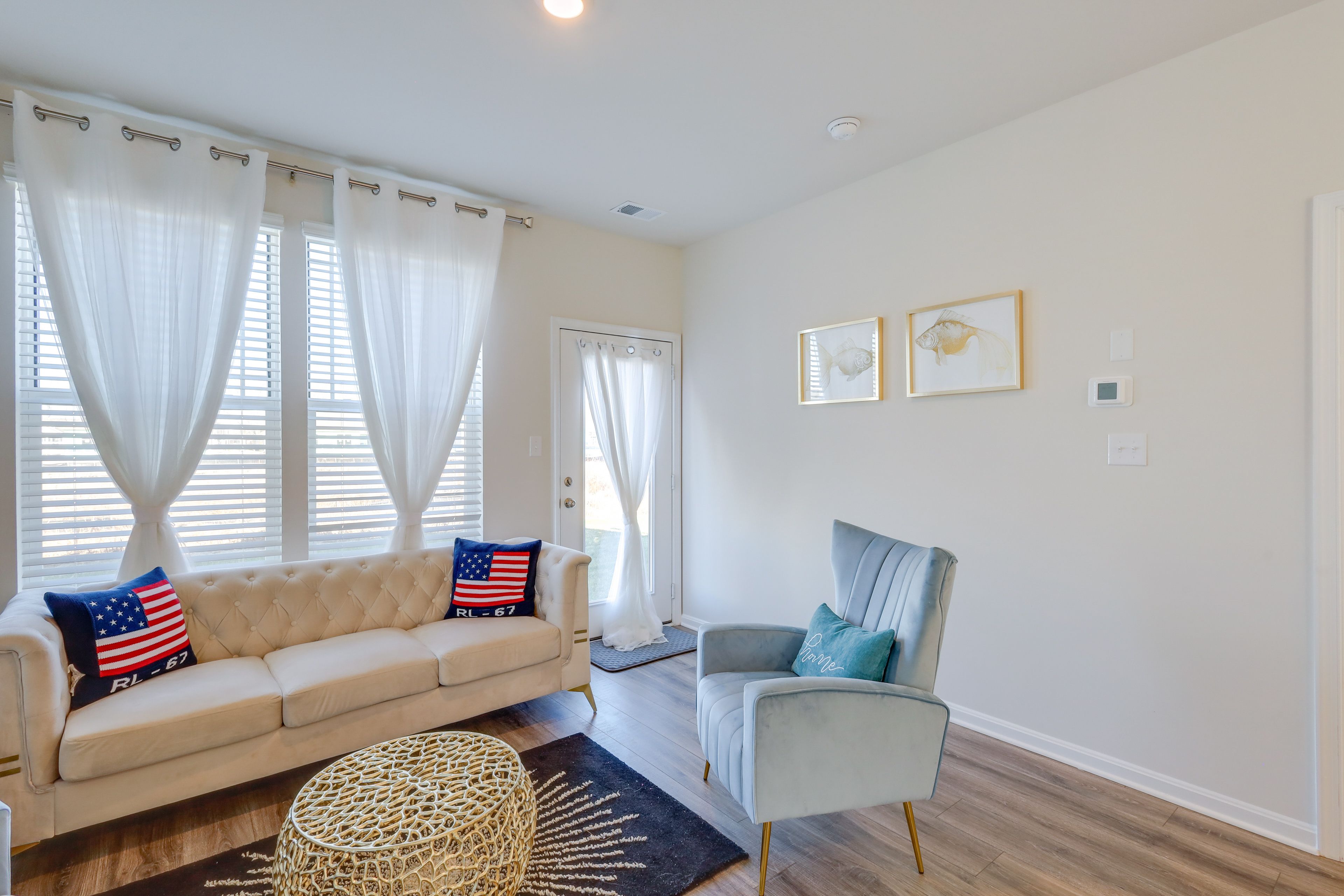 Living Room | 1st Floor | Central Heating | Free WiFi