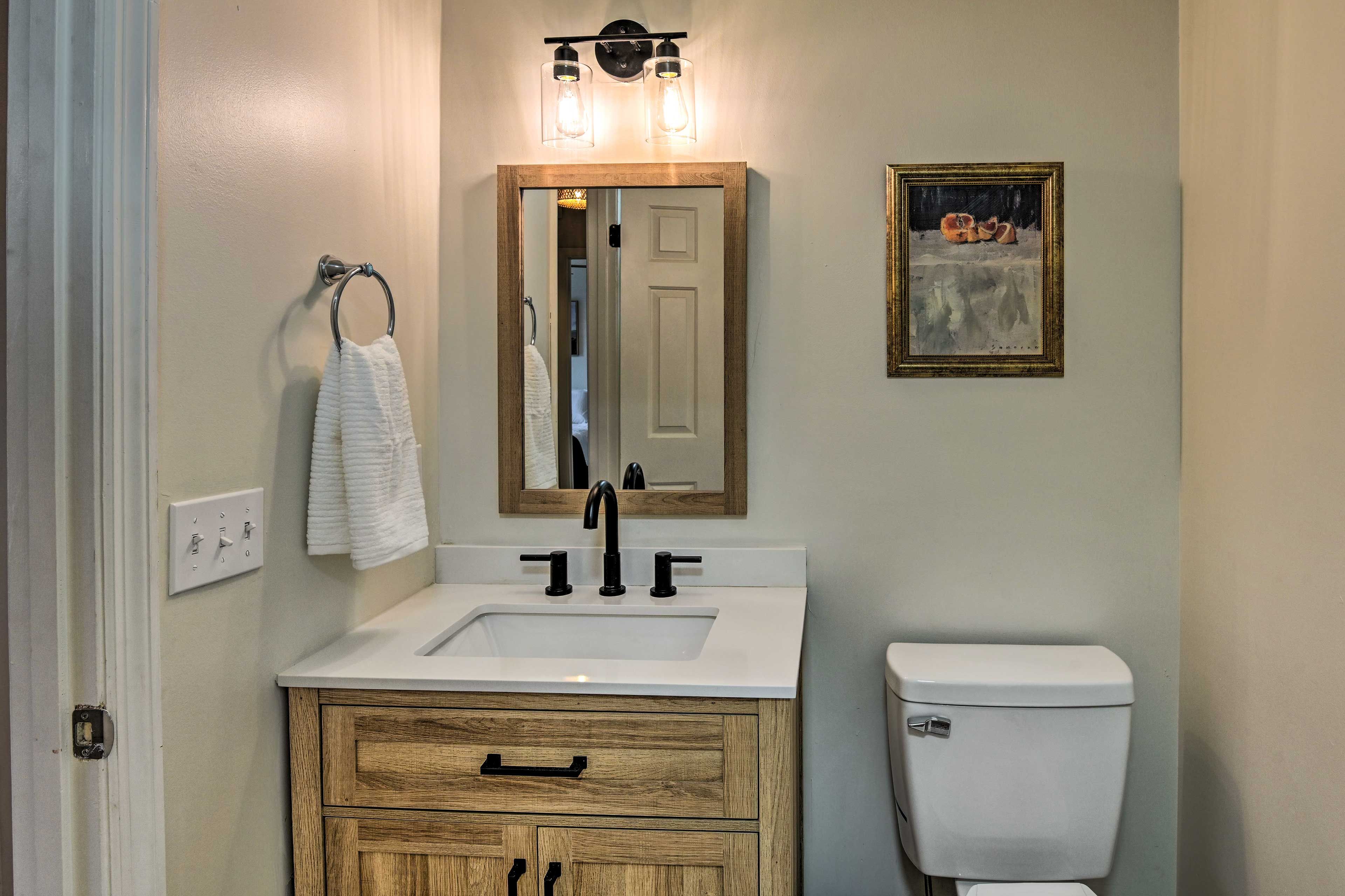 Full Bathroom | Shampoo Provided