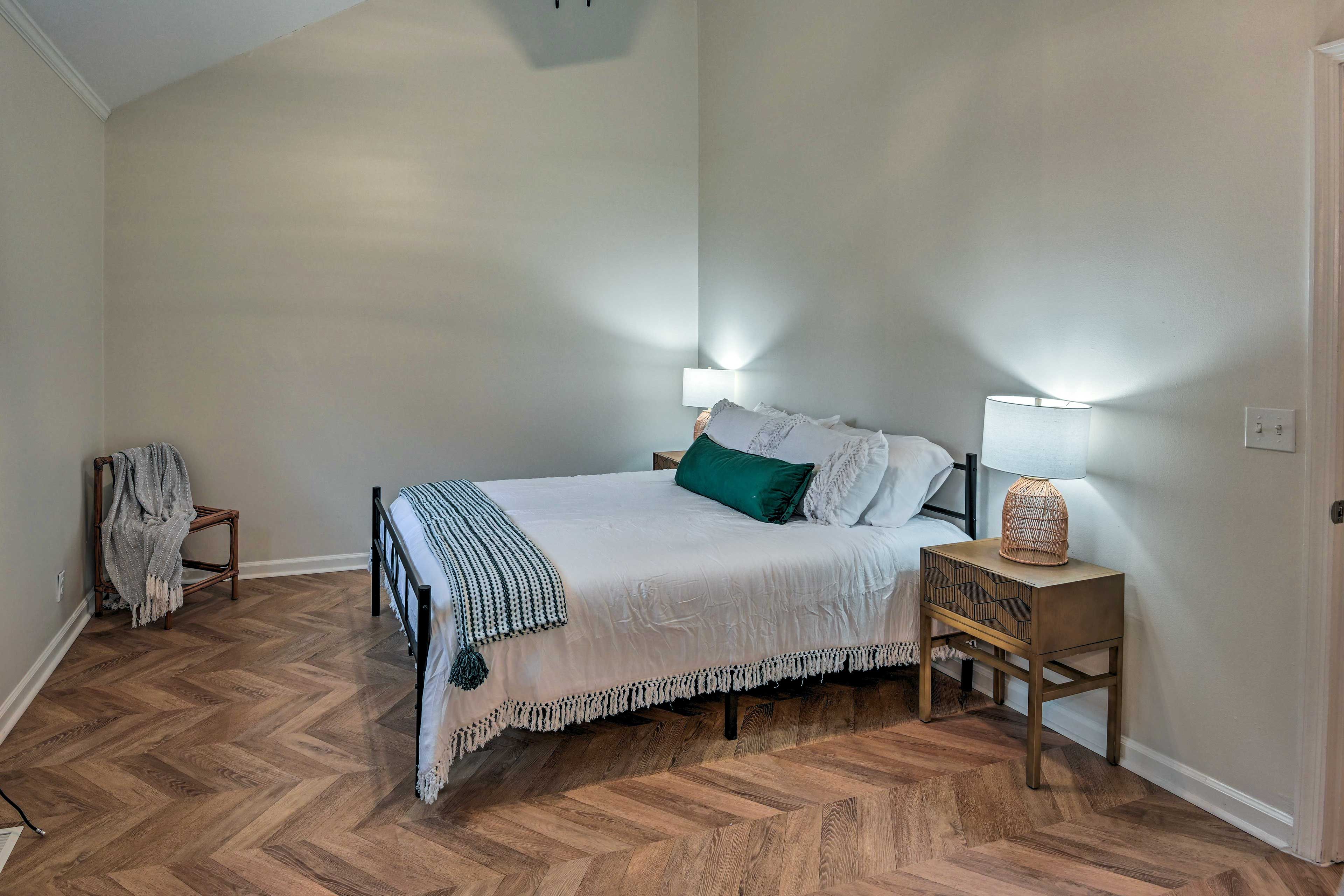 Bedroom 1 | Queen Bed | En-Suite Bathroom