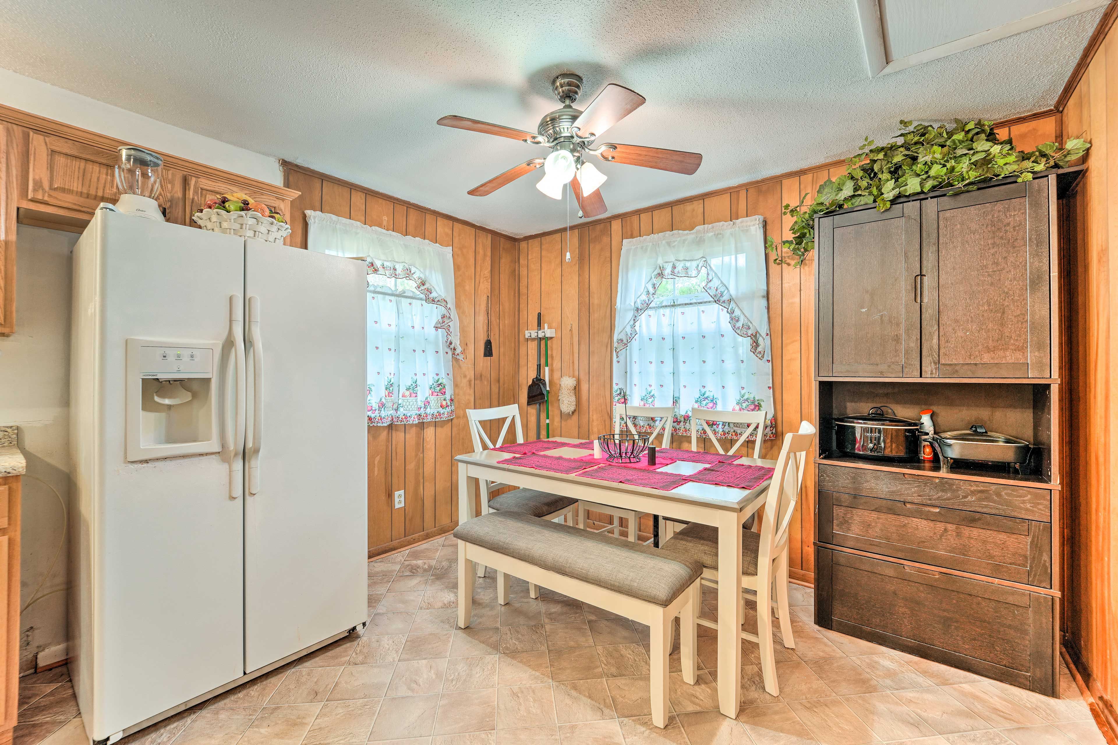 Dining Area | Dishware & Flatware Provided