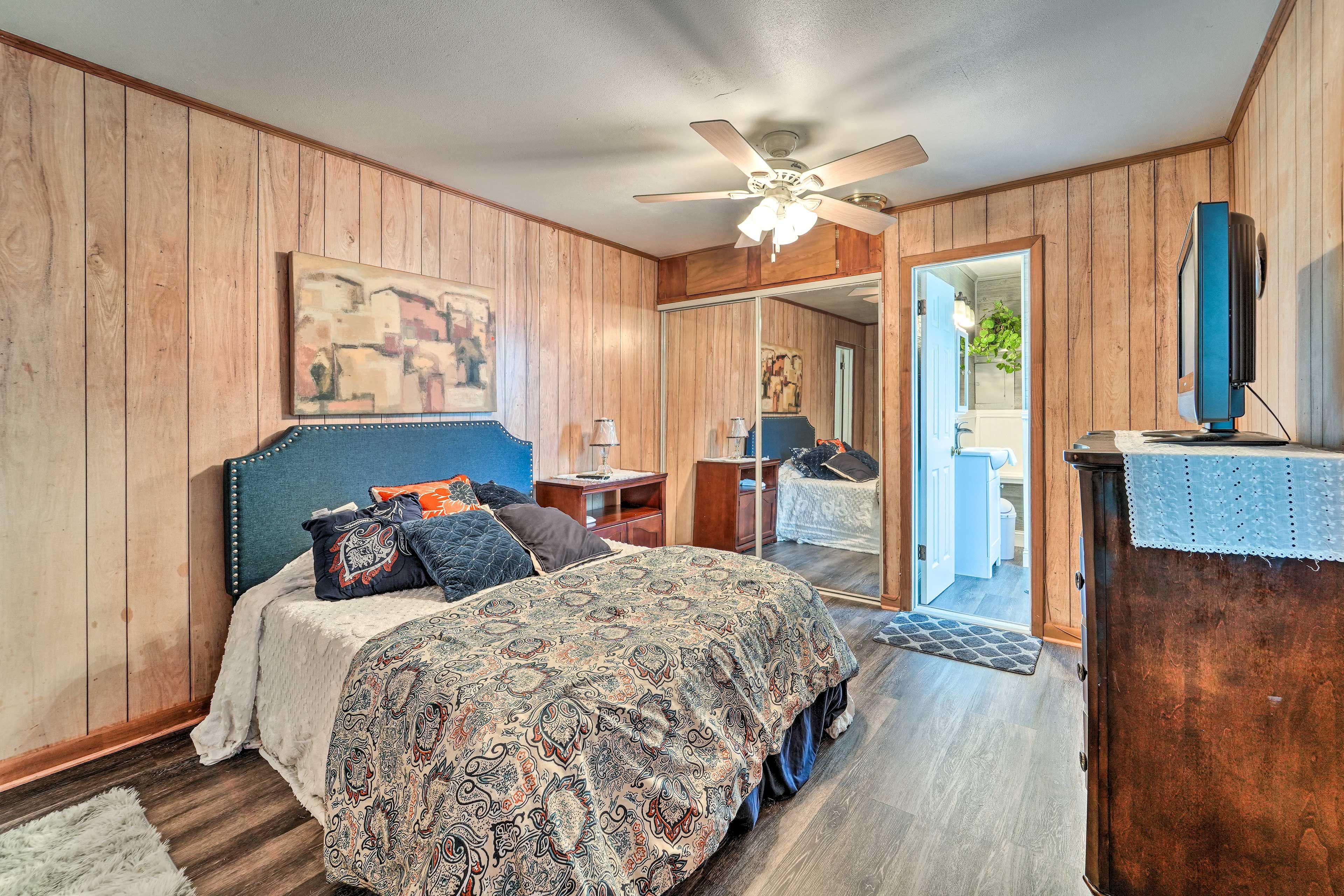 Bedroom 2 | Queen Bed | En-Suite Bathroom