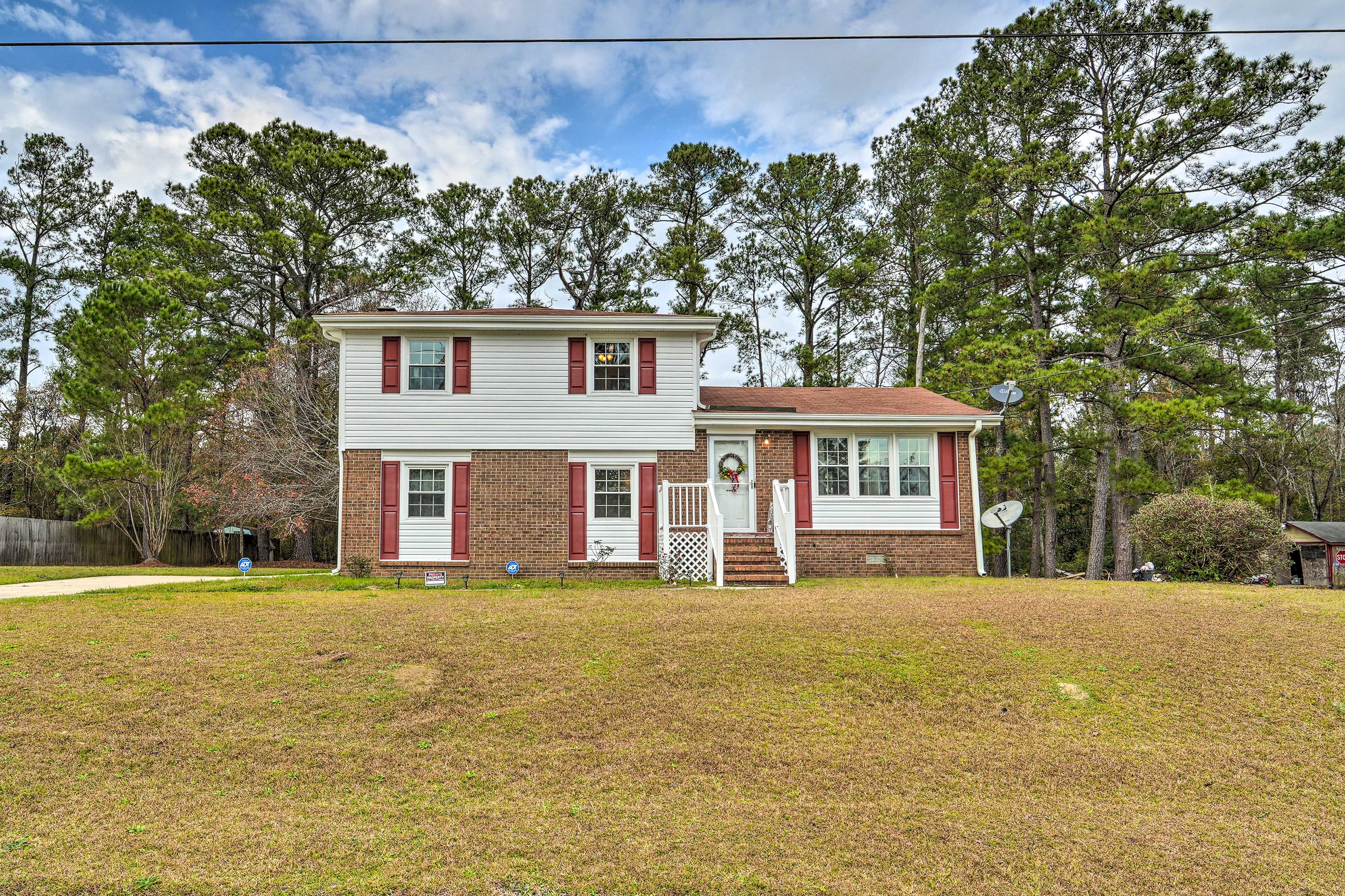 House Exterior | Central A/C | ~21 Mi to Onslow Beach