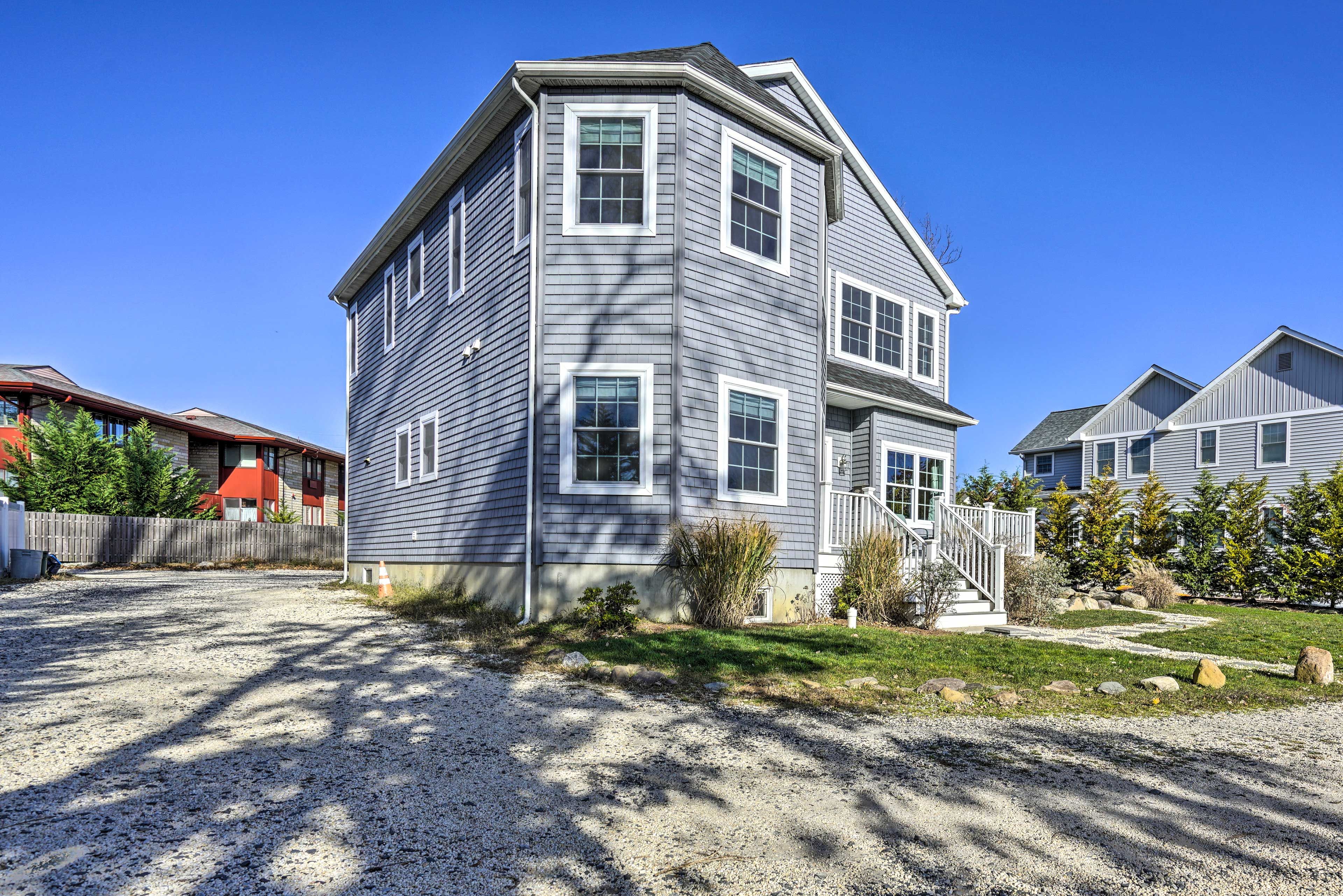 Property Exterior | Gravel Driveway (6 Vehicles)