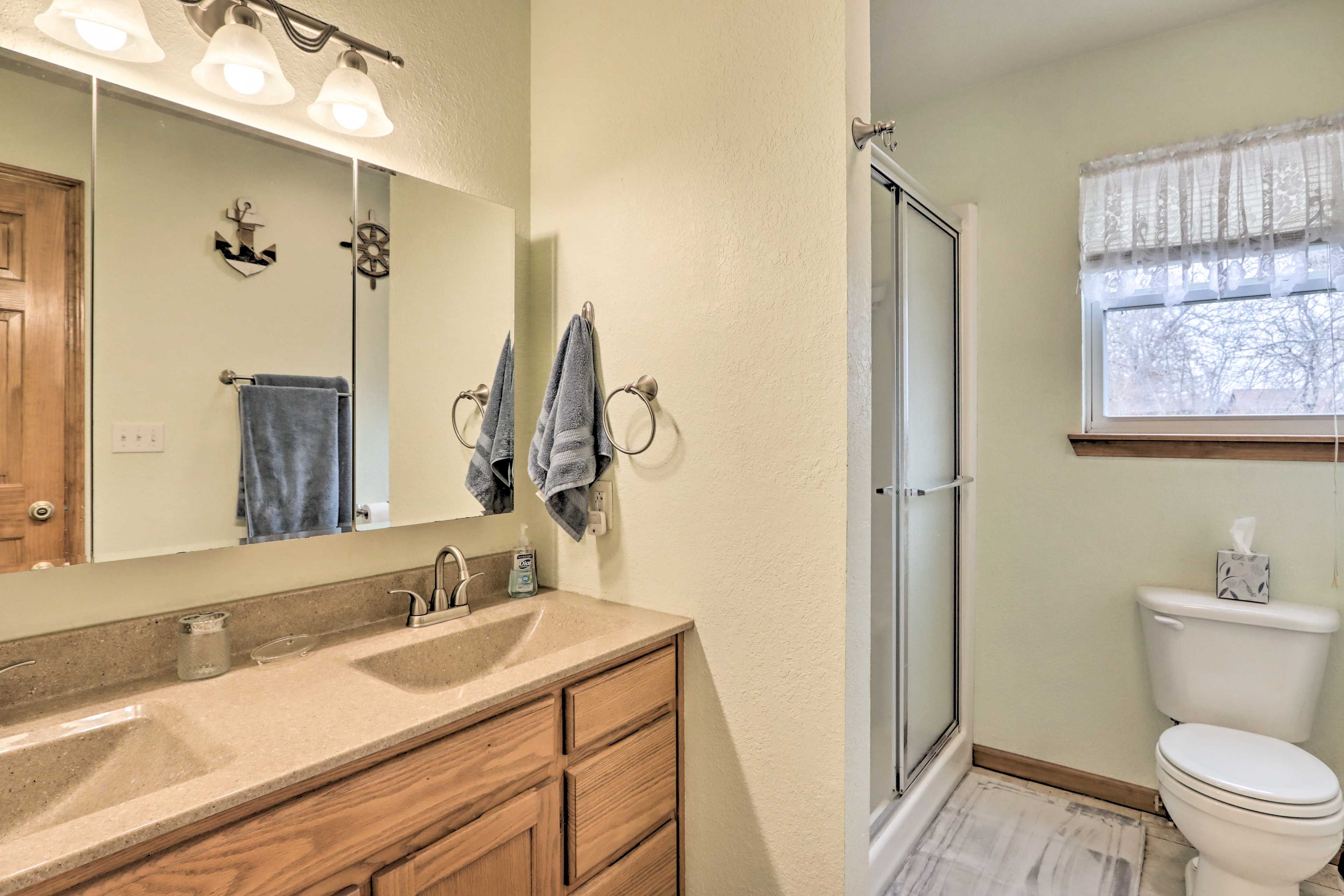 Full Bathroom | Towels Provided