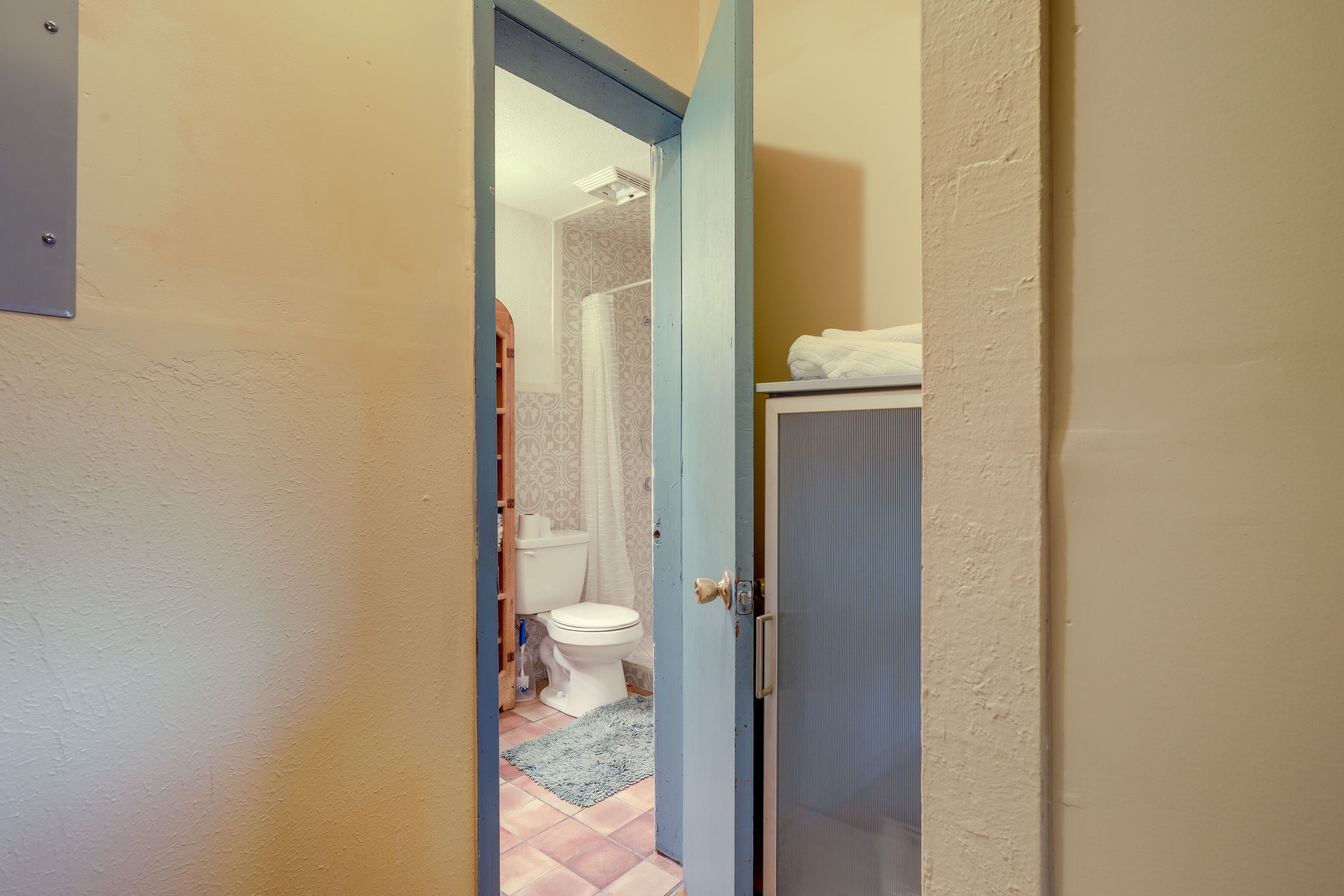 Full Bathroom | Complimentary Toiletries | Towels Provided