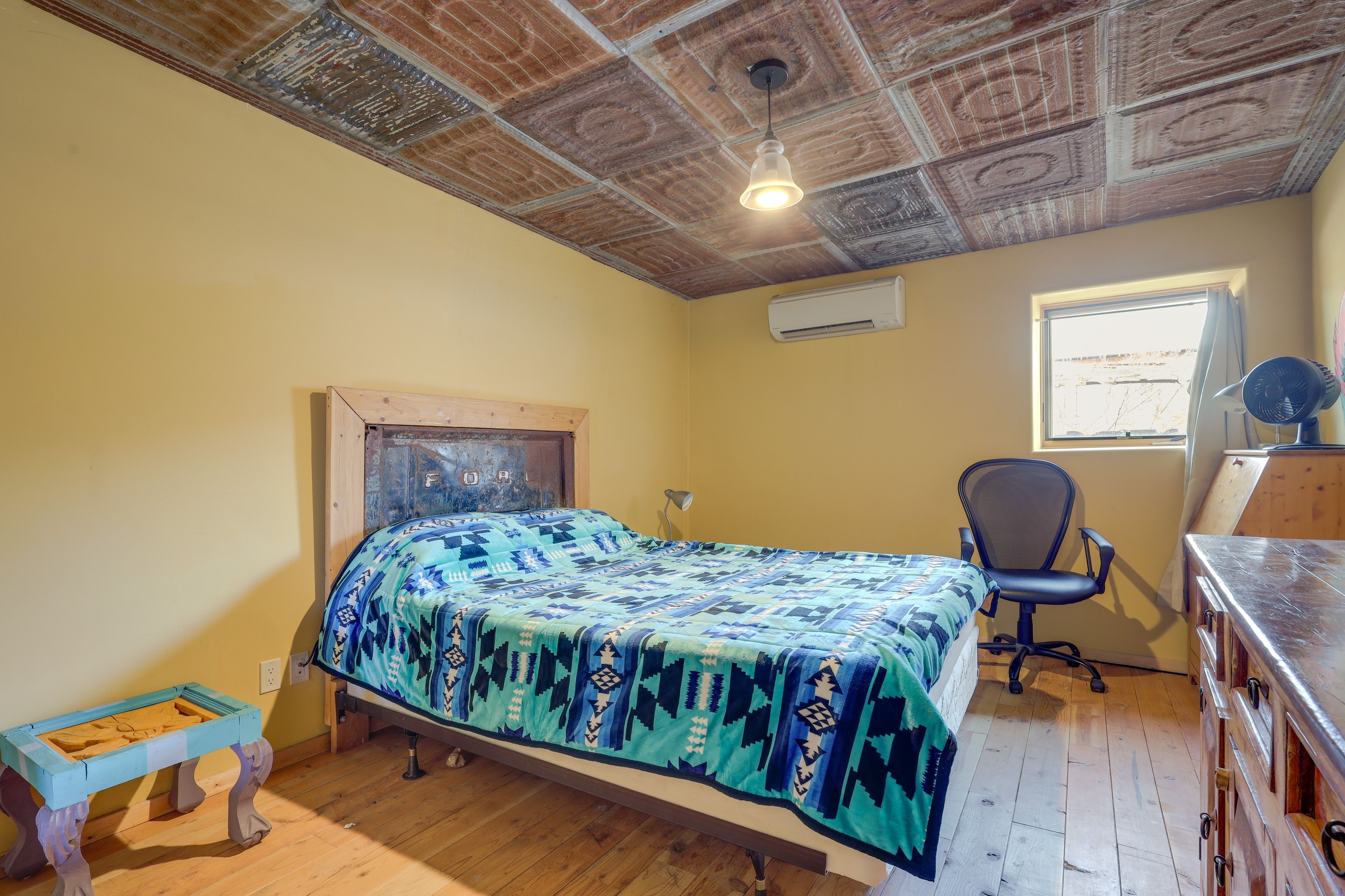 Bedroom | Queen Bed | Linens Provided | Smart TV